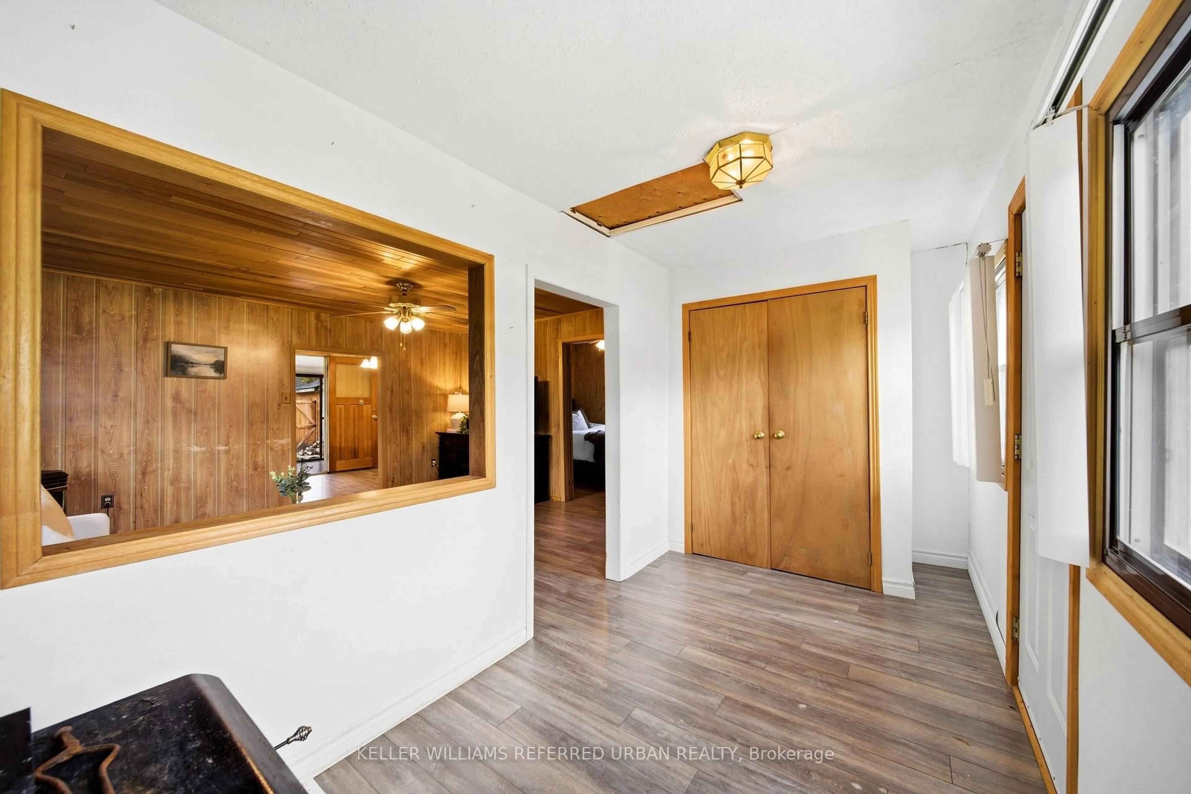 Indoor entryway for 706 Chestnut St, Innisfil Ontario L9S 2H8