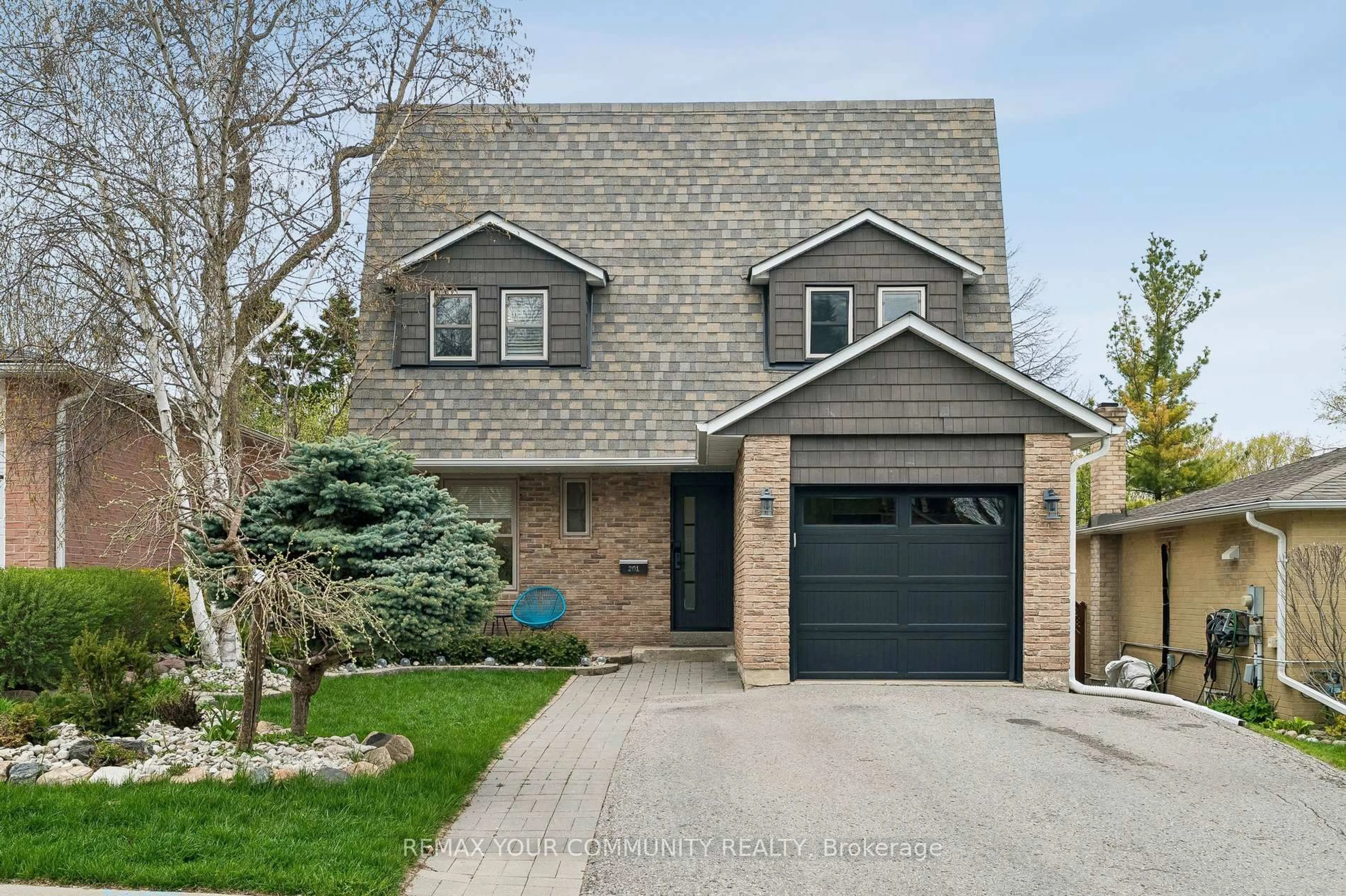 Home with brick exterior material, street for 201 Lloyd Ave, Newmarket Ontario L3Y 5L4
