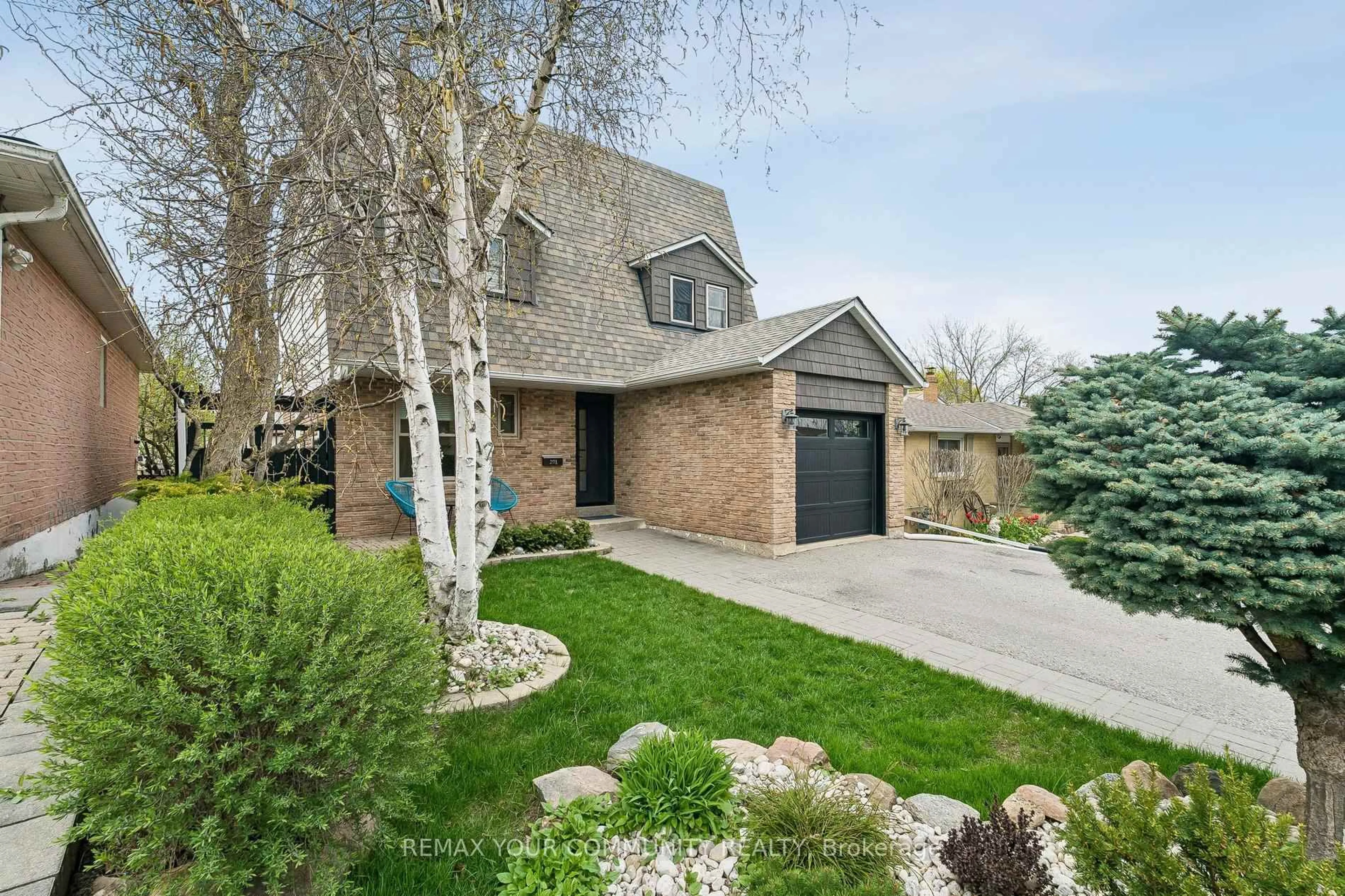 Home with brick exterior material, street for 201 Lloyd Ave, Newmarket Ontario L3Y 5L4
