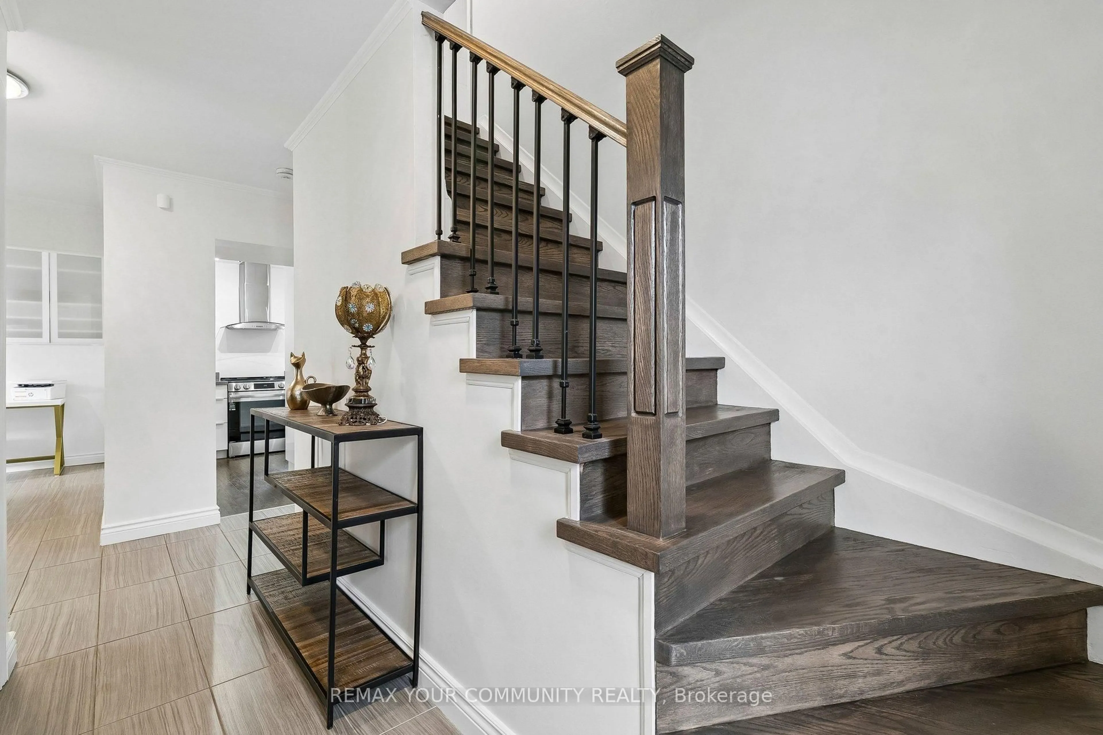 Stairs for 201 Lloyd Ave, Newmarket Ontario L3Y 5L4