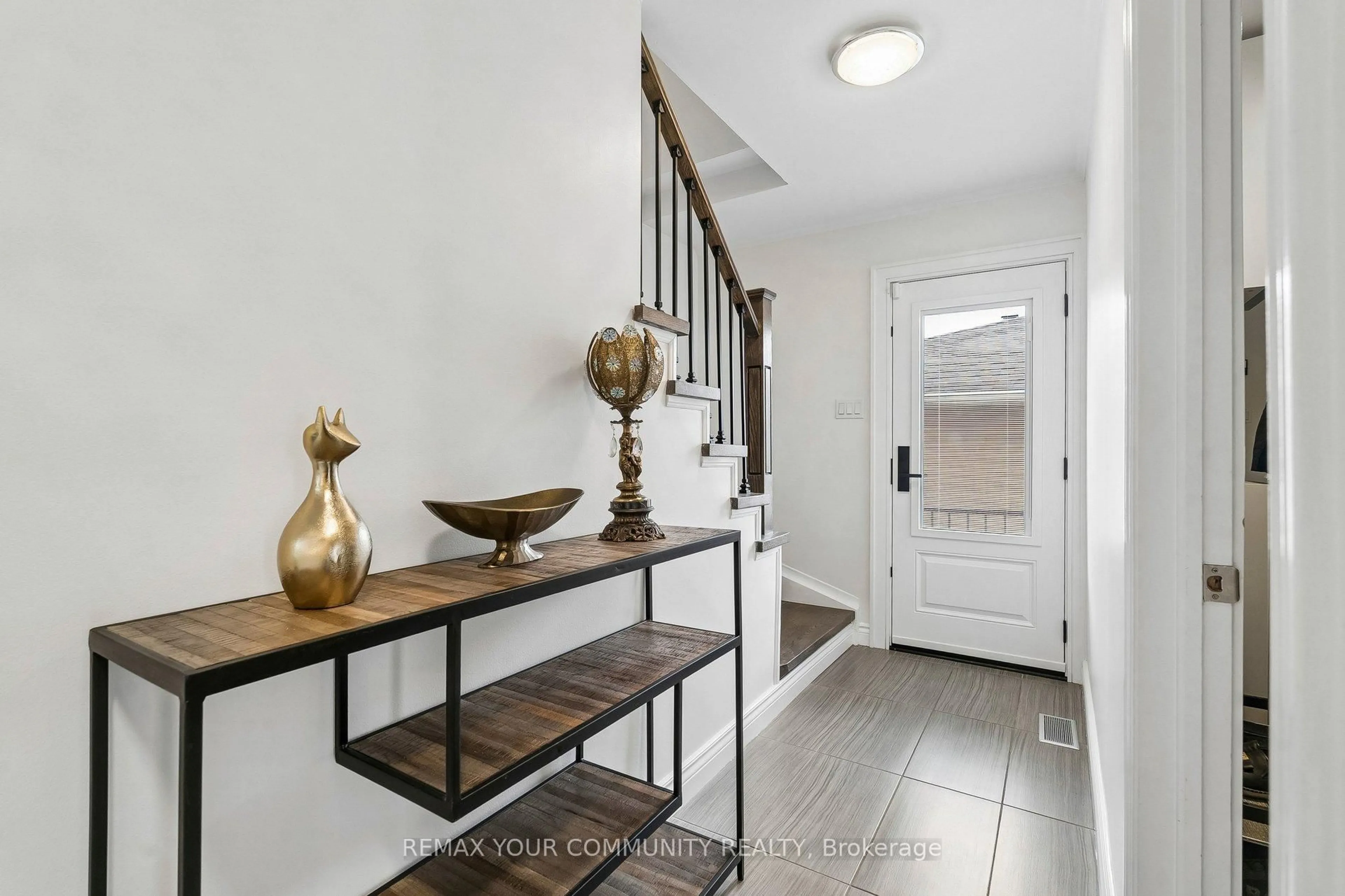 Indoor entryway for 201 Lloyd Ave, Newmarket Ontario L3Y 5L4