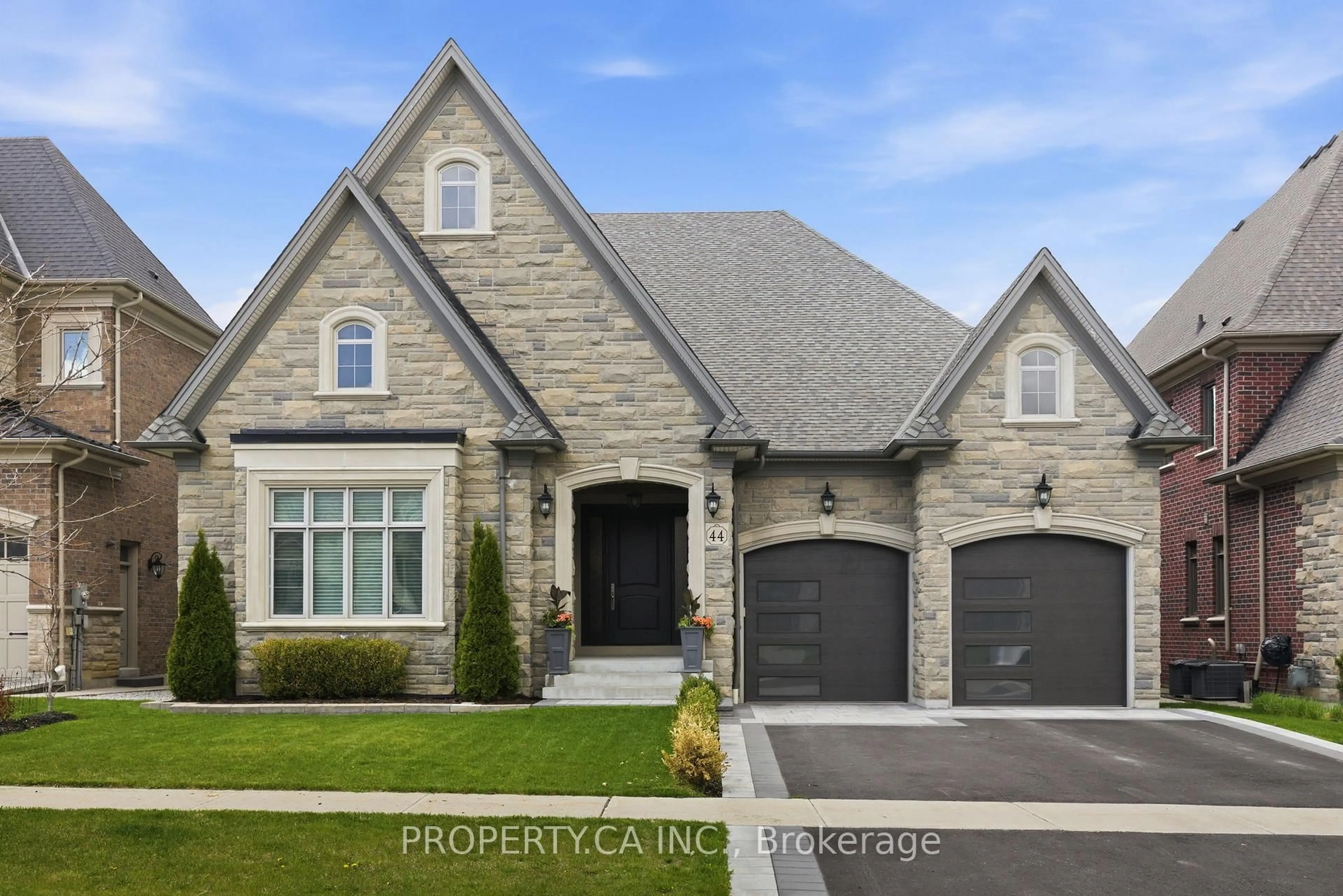 Home with brick exterior material, street for 44 Hogan Crt, King Ontario L7B 0M1