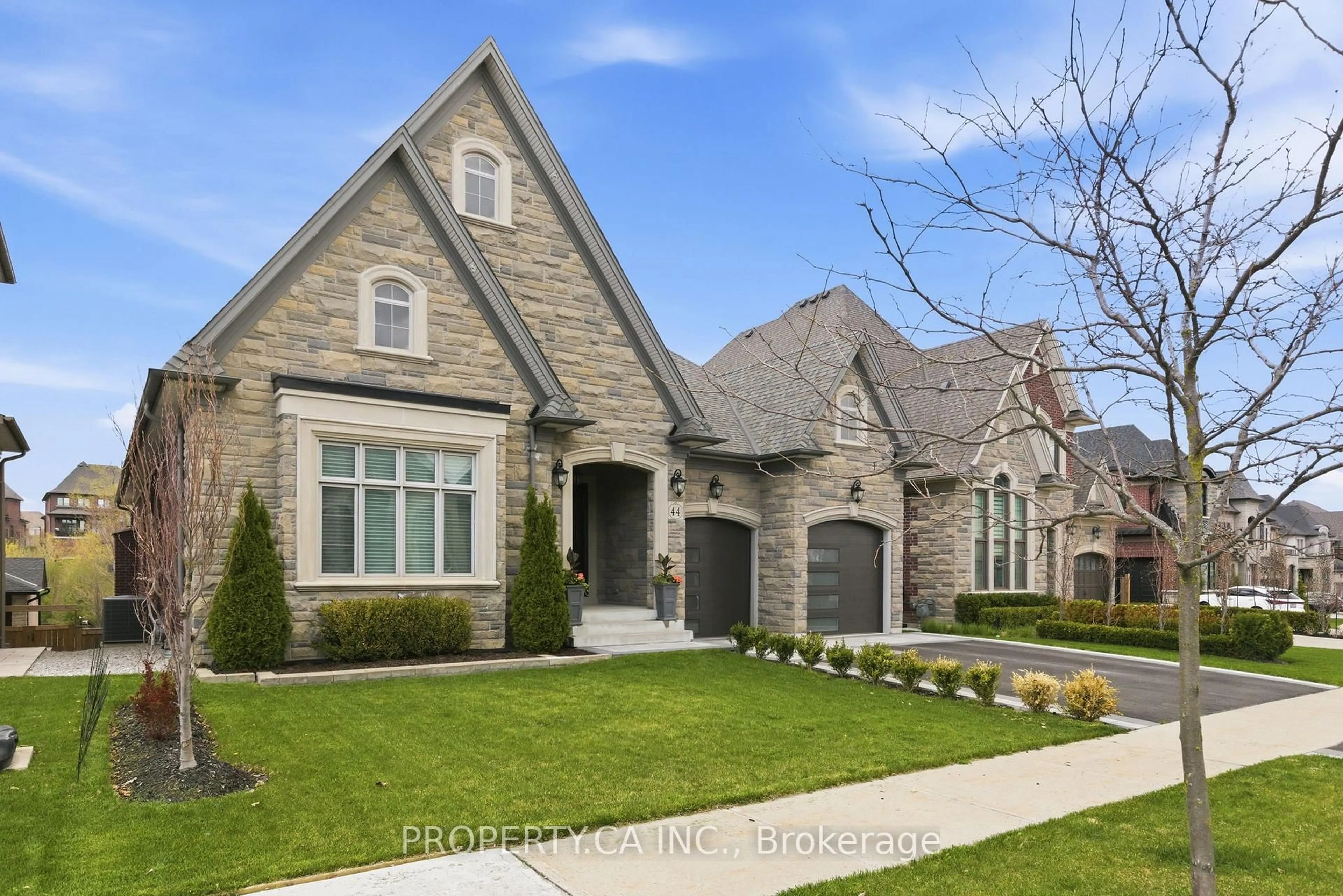 Home with brick exterior material, street for 44 Hogan Crt, King Ontario L7B 0M1