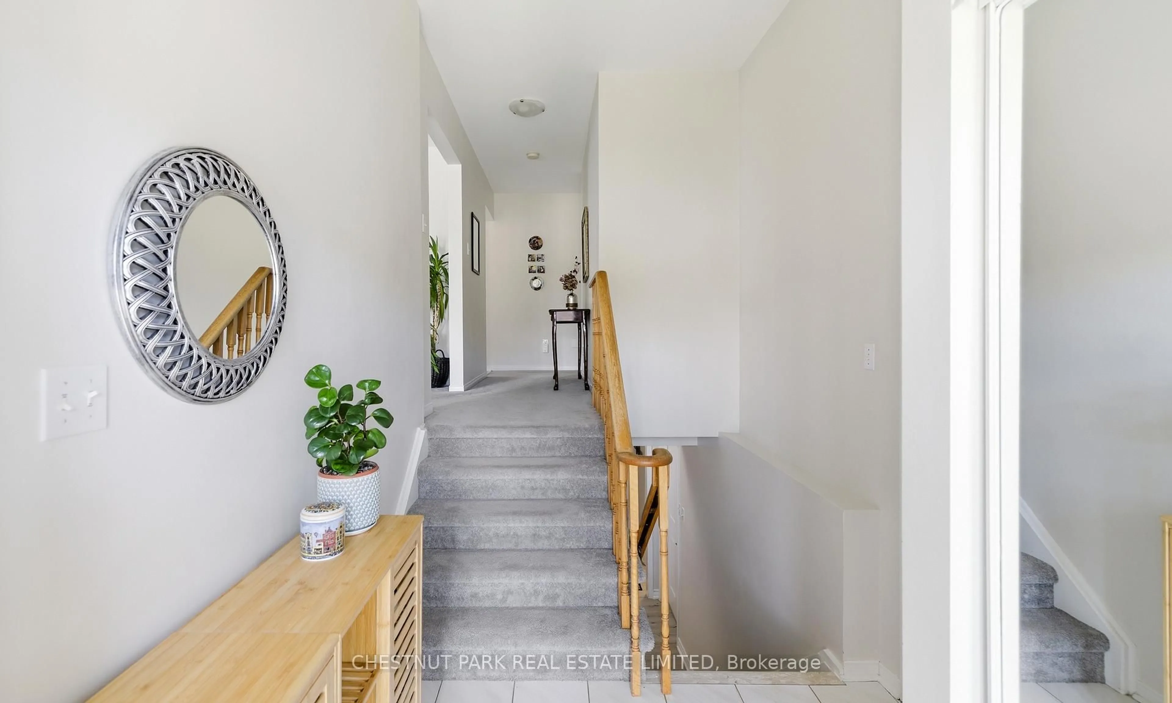 Indoor foyer for 788 Rose Lane, Innisfil Ontario L9S 2H3
