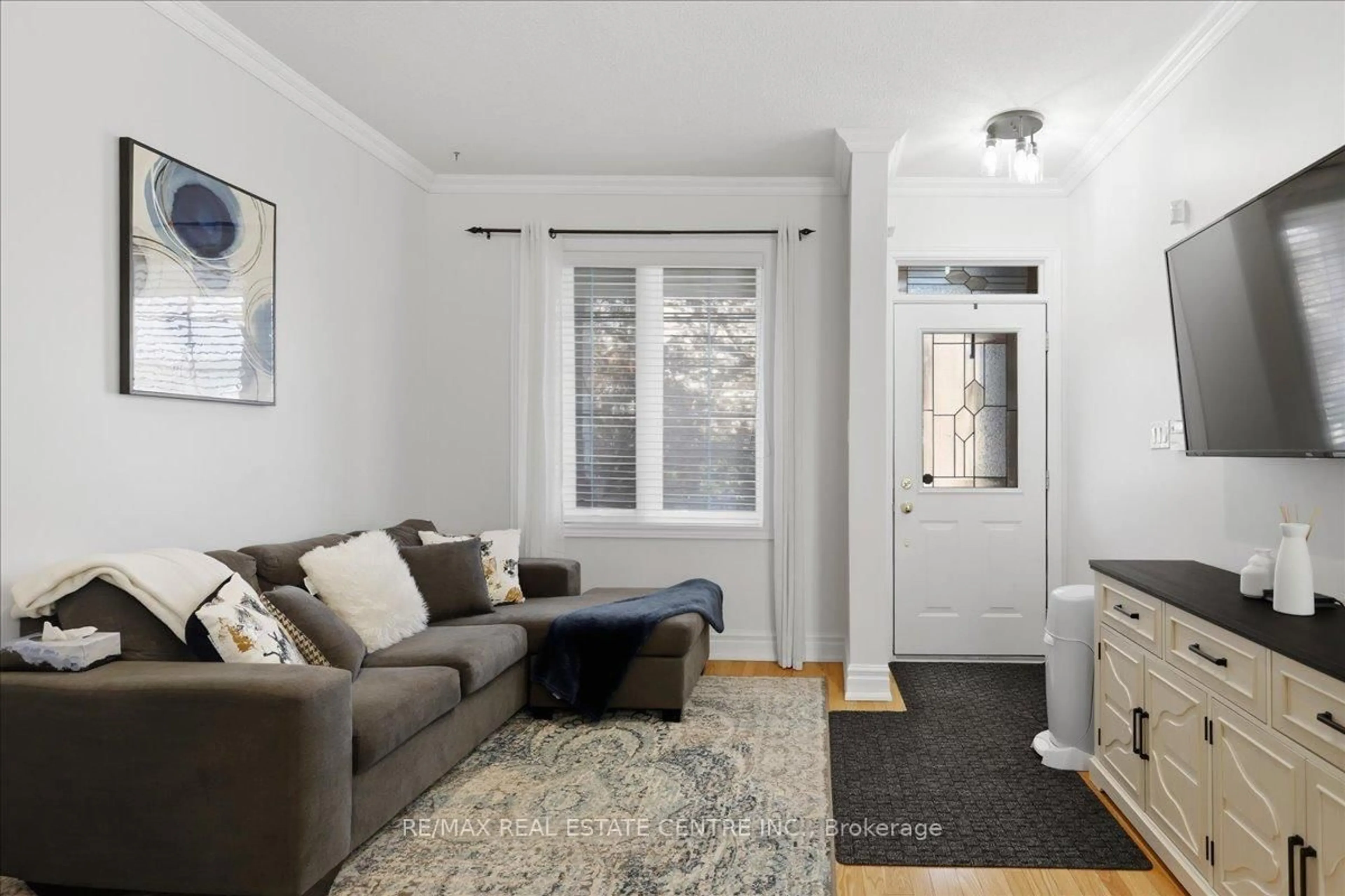 Living room with furniture, unknown for 83 Limeridge St, Aurora Ontario L4G 7X9