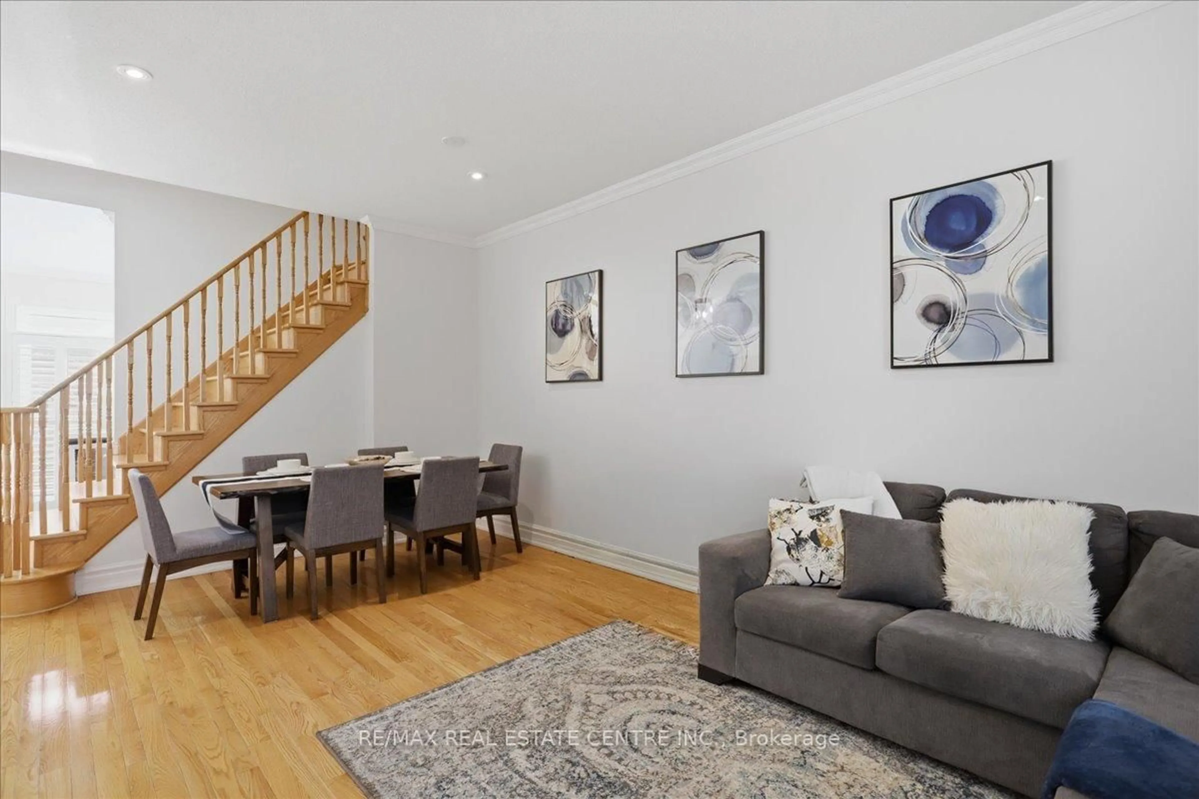 Living room with furniture, wood/laminate floor for 83 Limeridge St, Aurora Ontario L4G 7X9