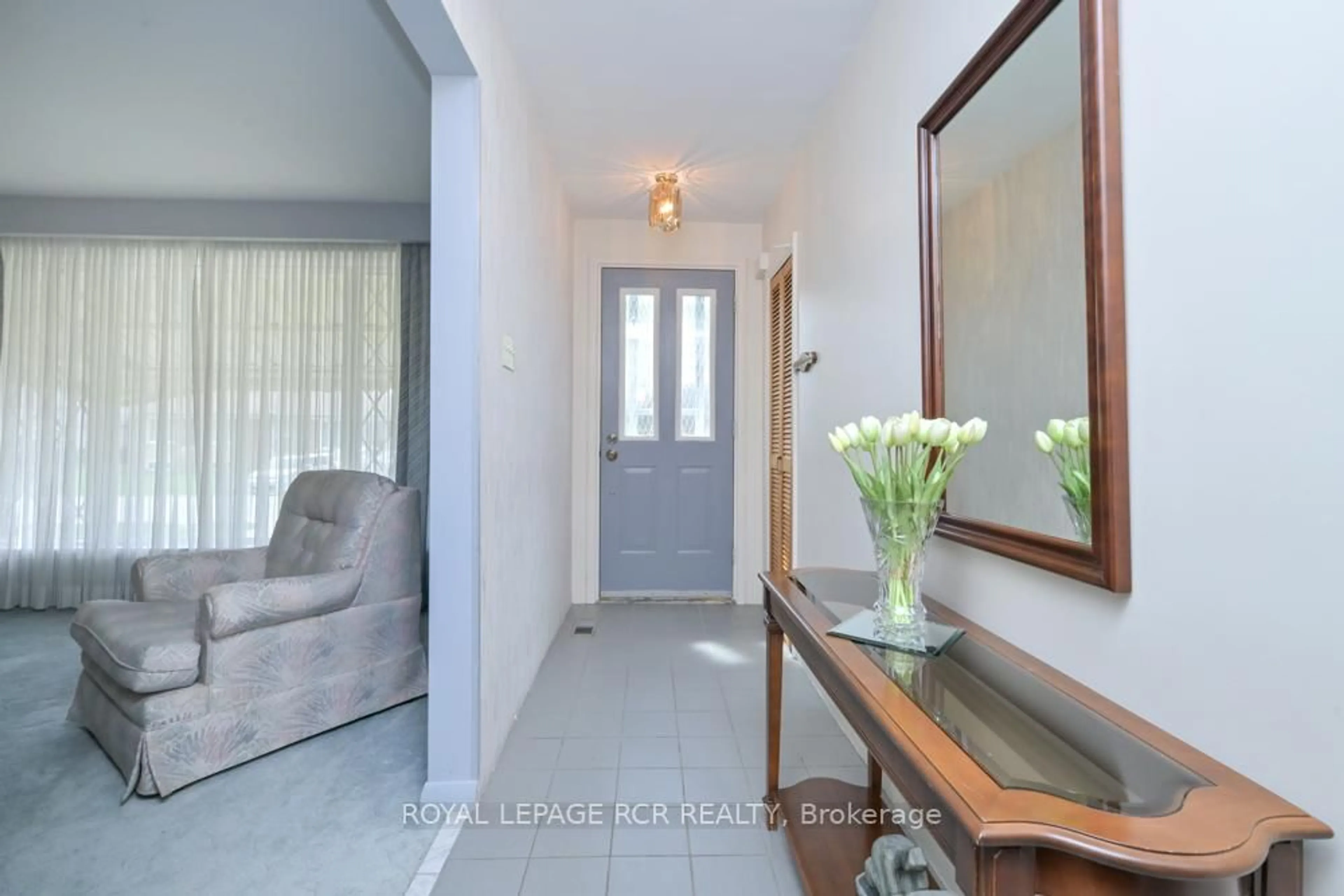 Indoor entryway for 89 William St, New Tecumseth Ontario L9R 1N2