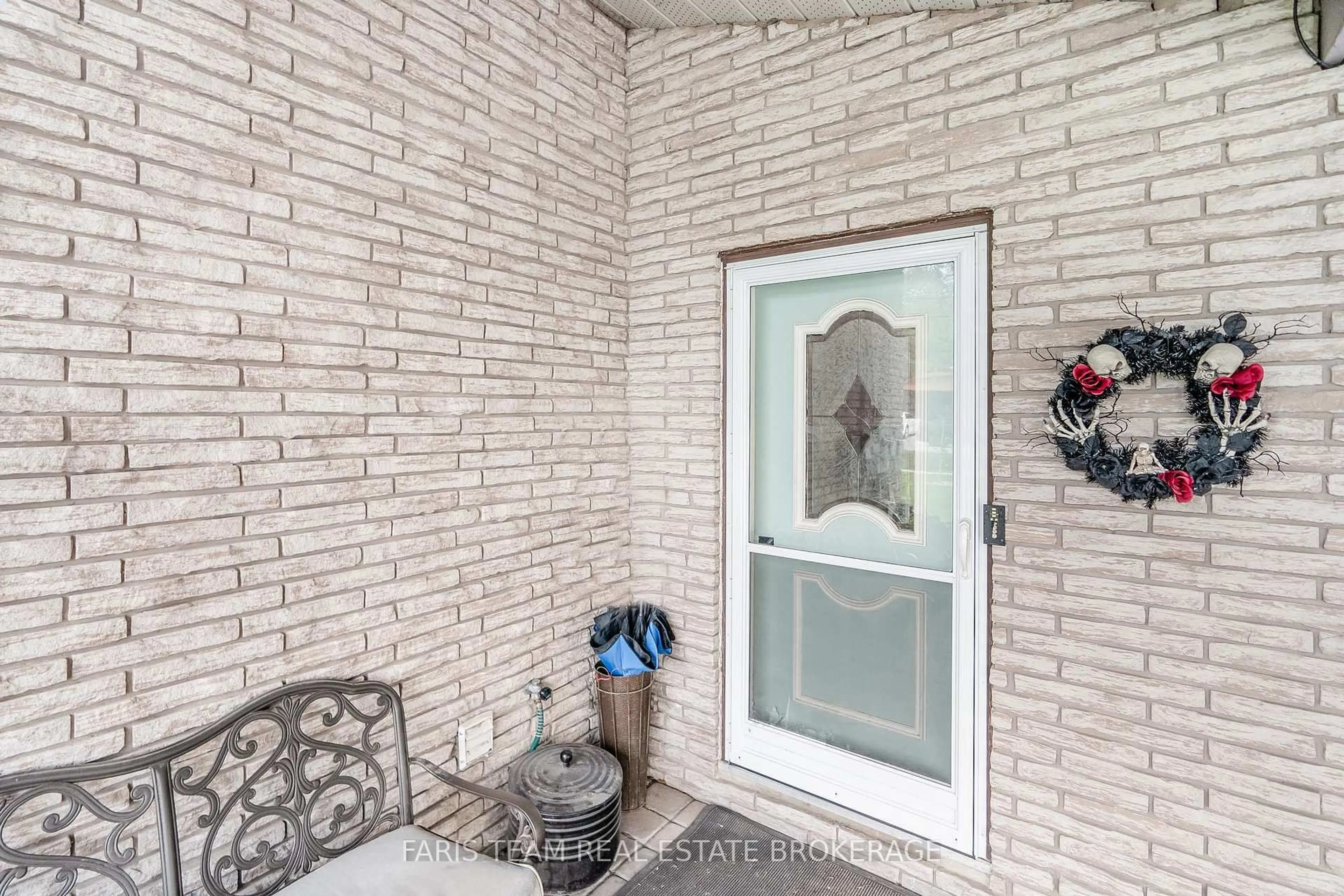 Indoor entryway for 2263 25th Sdrd, Innisfil Ontario L9S 2E5