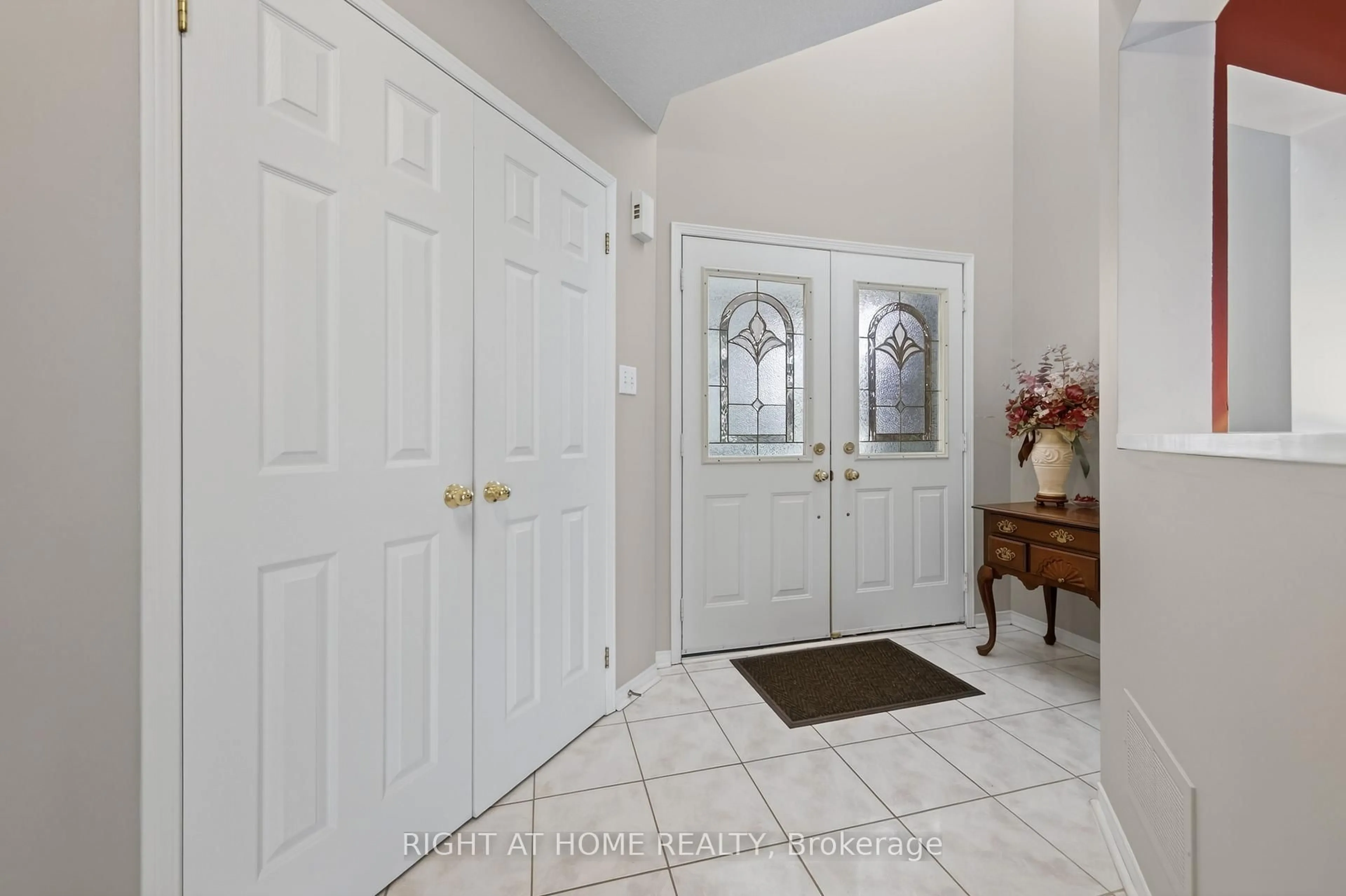 Indoor entryway for 1338 Vincent Cres, Innisfil Ontario L9S 1Z8