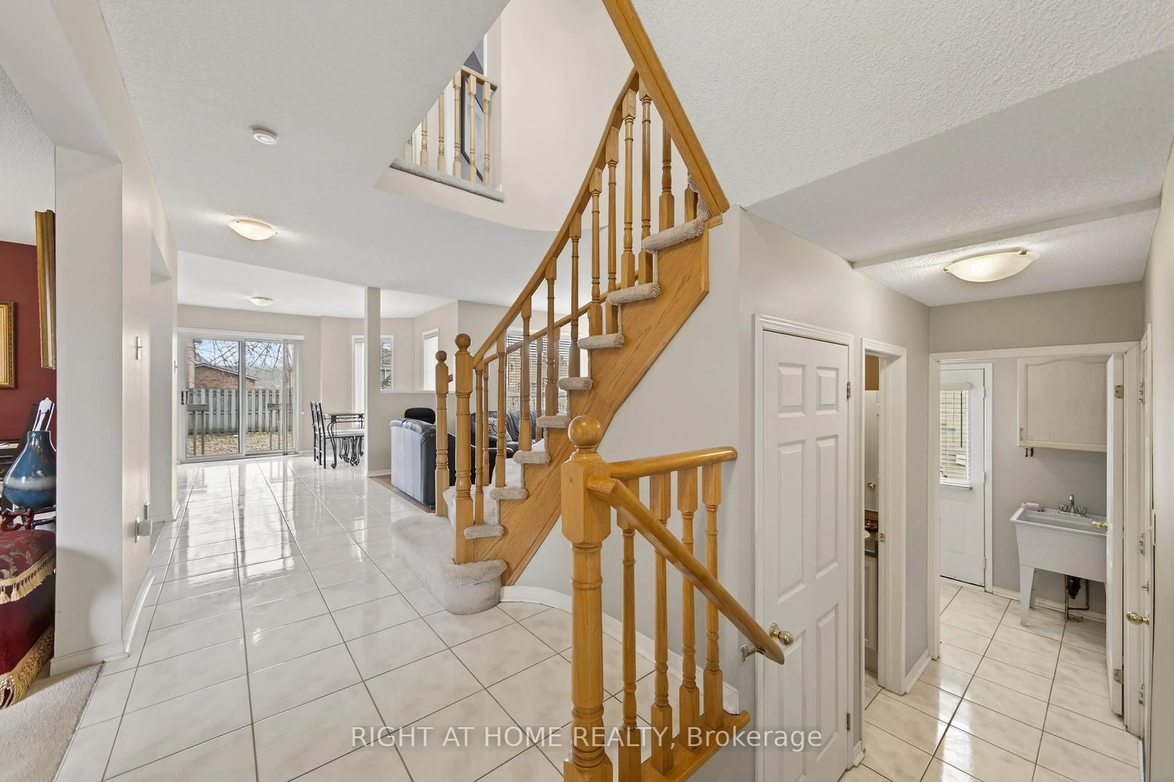 Indoor foyer for 1338 Vincent Cres, Innisfil Ontario L9S 1Z8