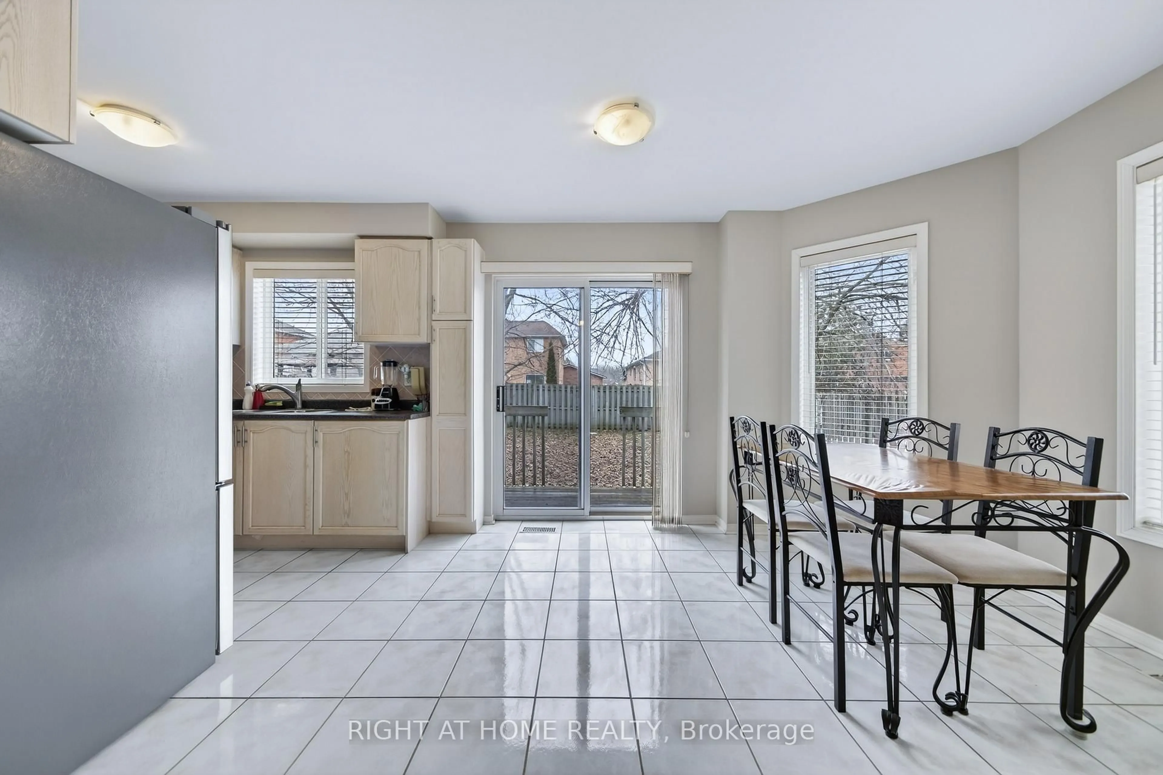 Open concept kitchen, ceramic/tile floor for 1338 Vincent Cres, Innisfil Ontario L9S 1Z8