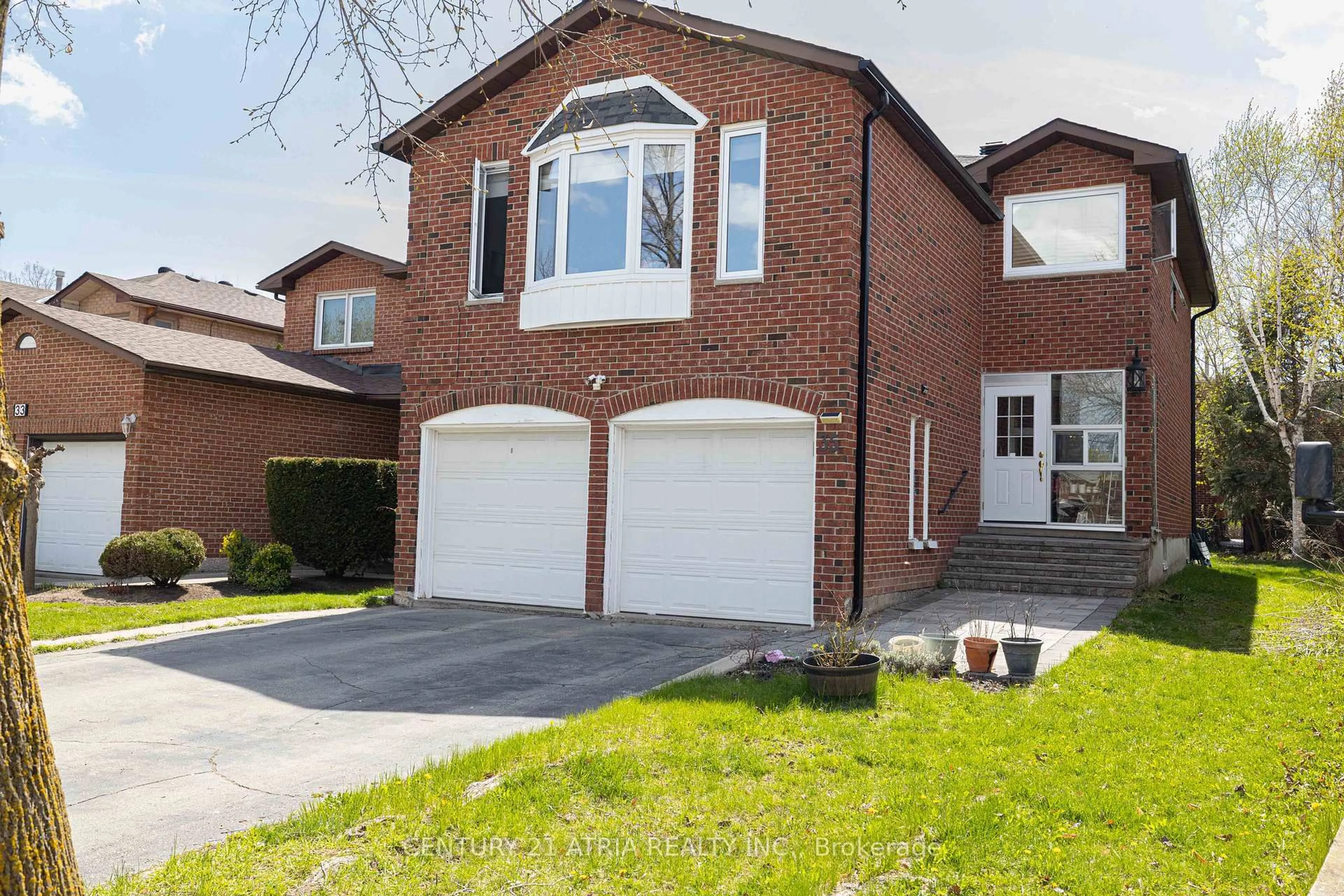 Home with brick exterior material, street for 35 Versailles Crt, Richmond Hill Ontario L4C 8V6