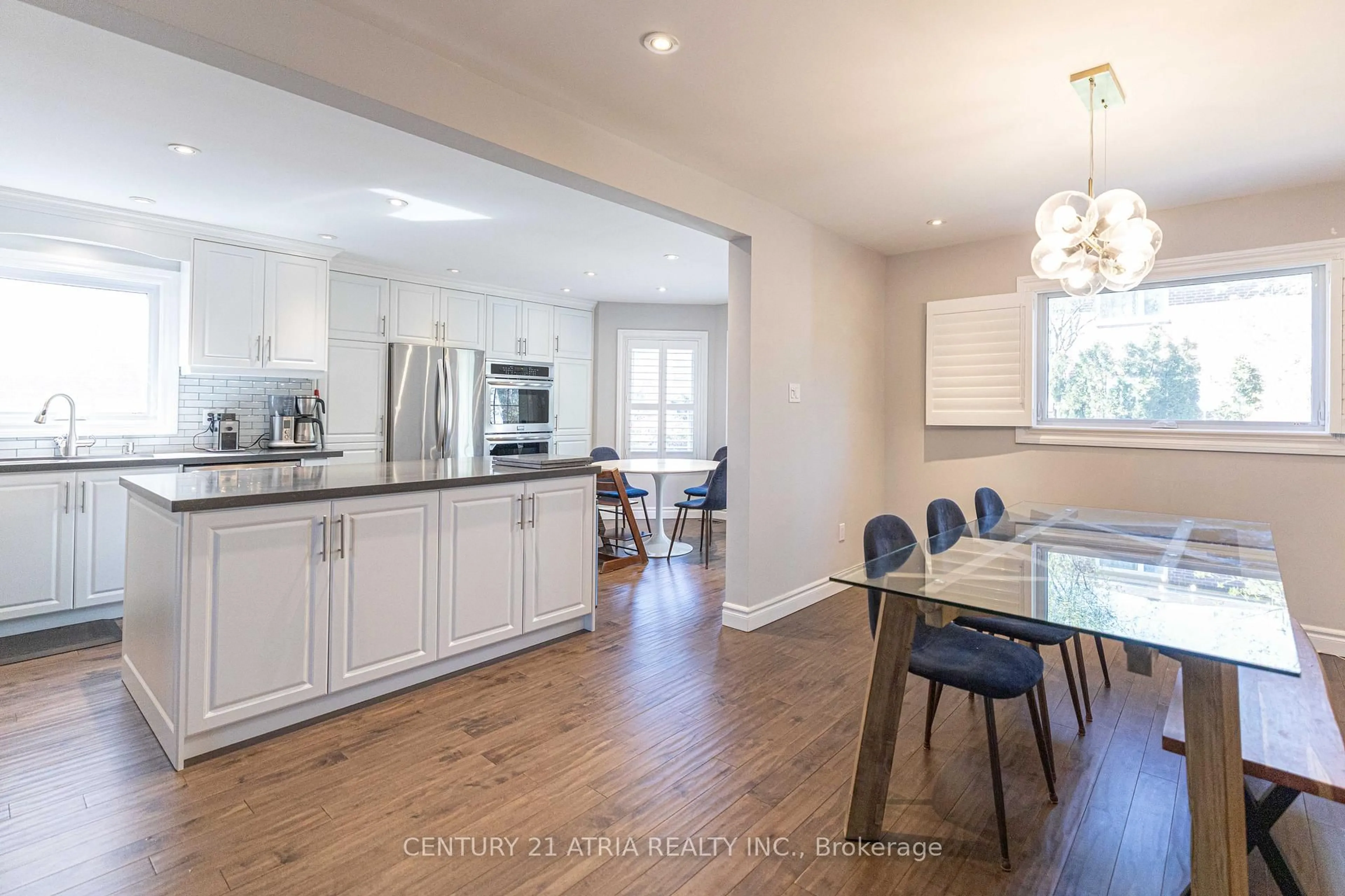 Open concept kitchen, unknown for 35 Versailles Crt, Richmond Hill Ontario L4C 8V6