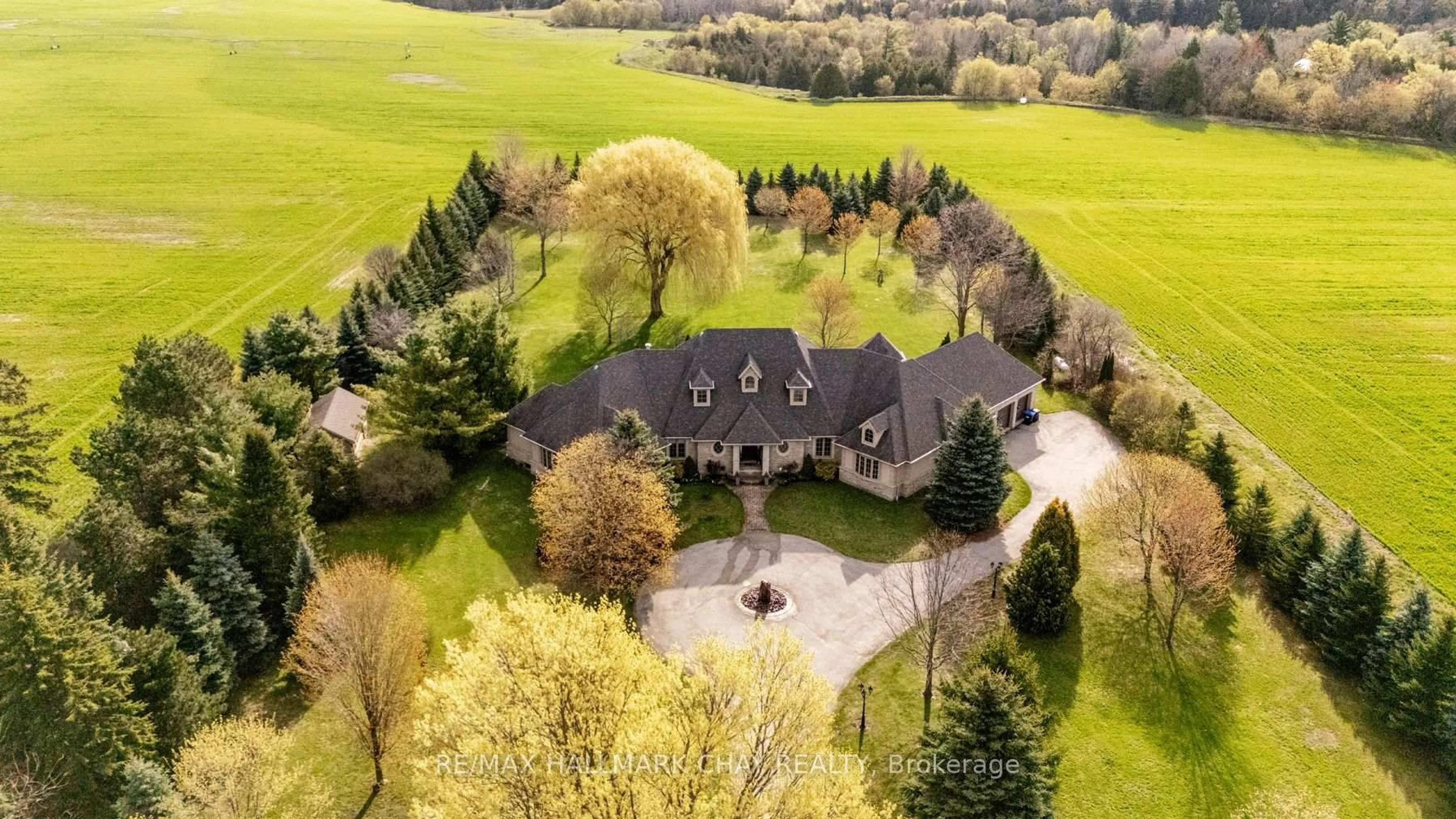 A pic from outside/outdoor area/front of a property/back of a property/a pic from drone, unknown for 5561 5th Line, Essa Ontario L9R 1V2