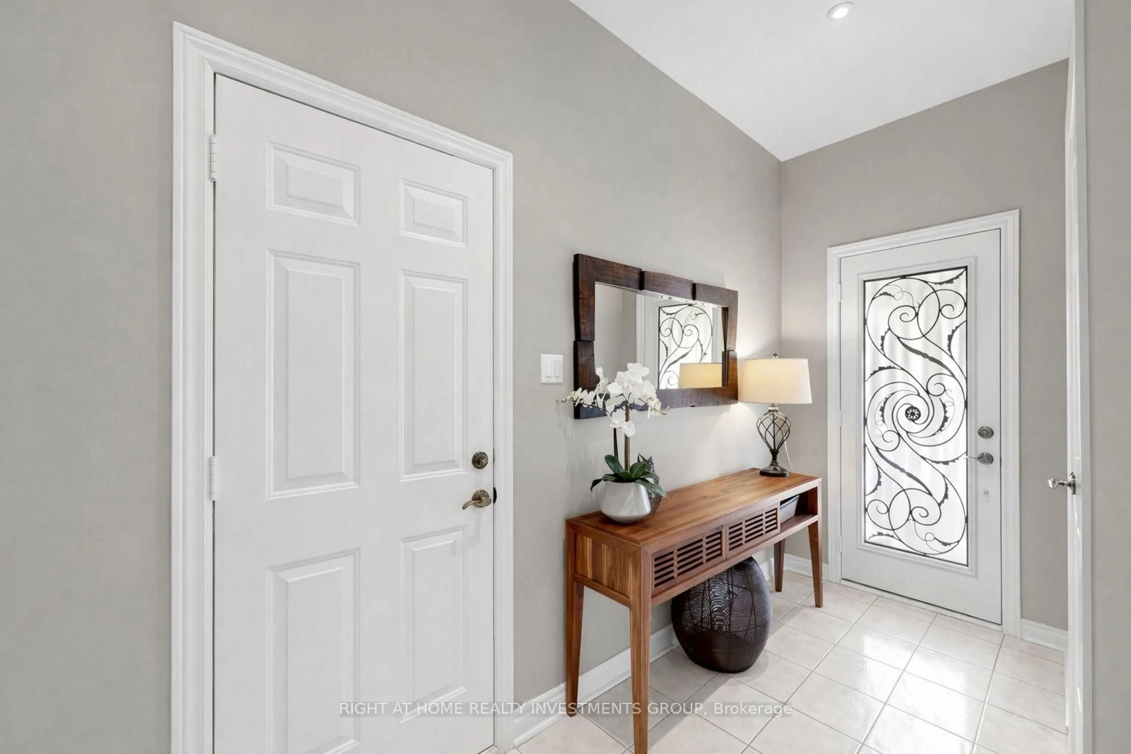 Indoor entryway for 48 Idyllwood Ave, Richmond Hill Ontario L4S 2P3