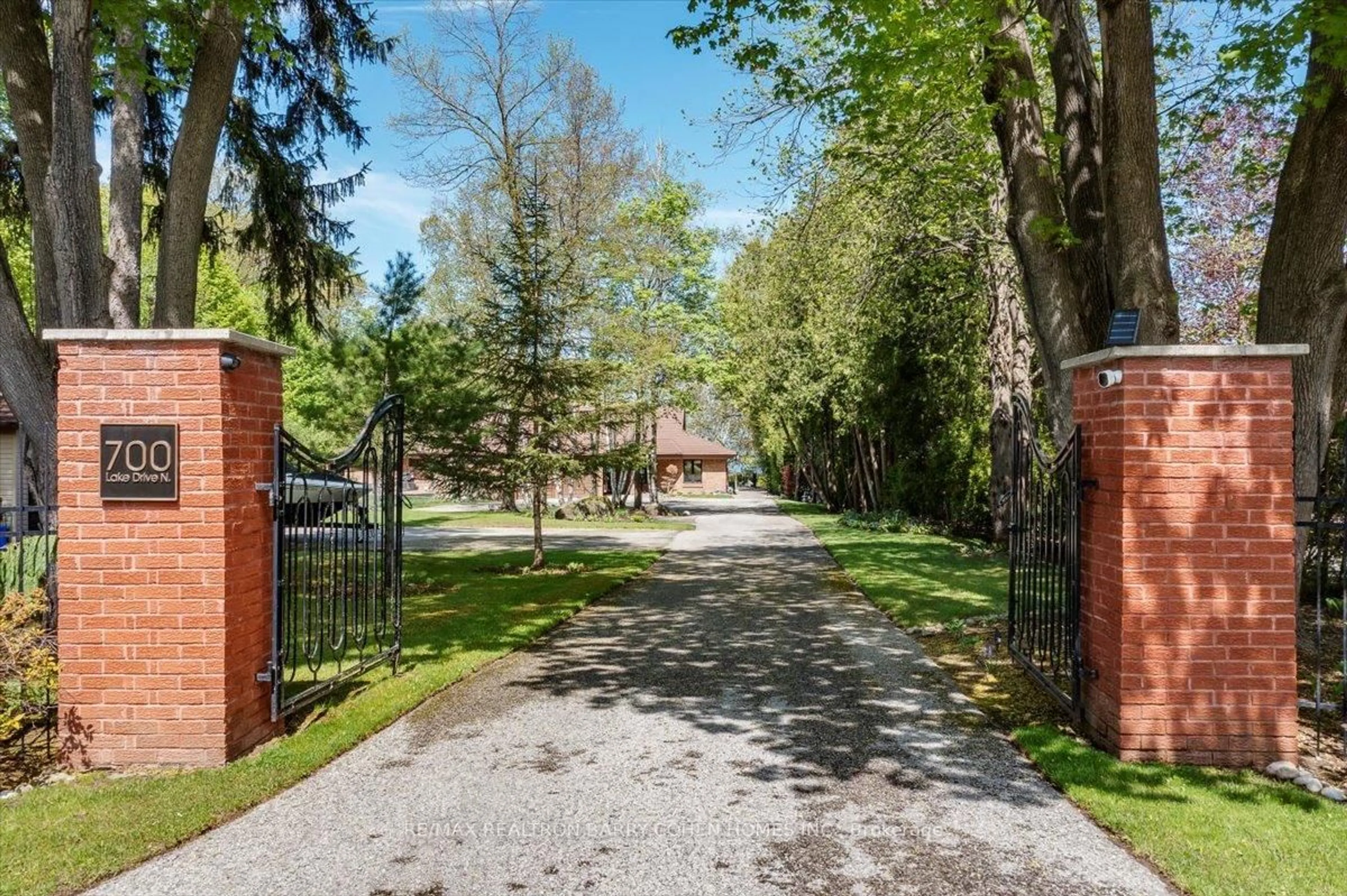 A pic from outside/outdoor area/front of a property/back of a property/a pic from drone, street for 700 Lake Dr, Georgina Ontario L4P 3C8