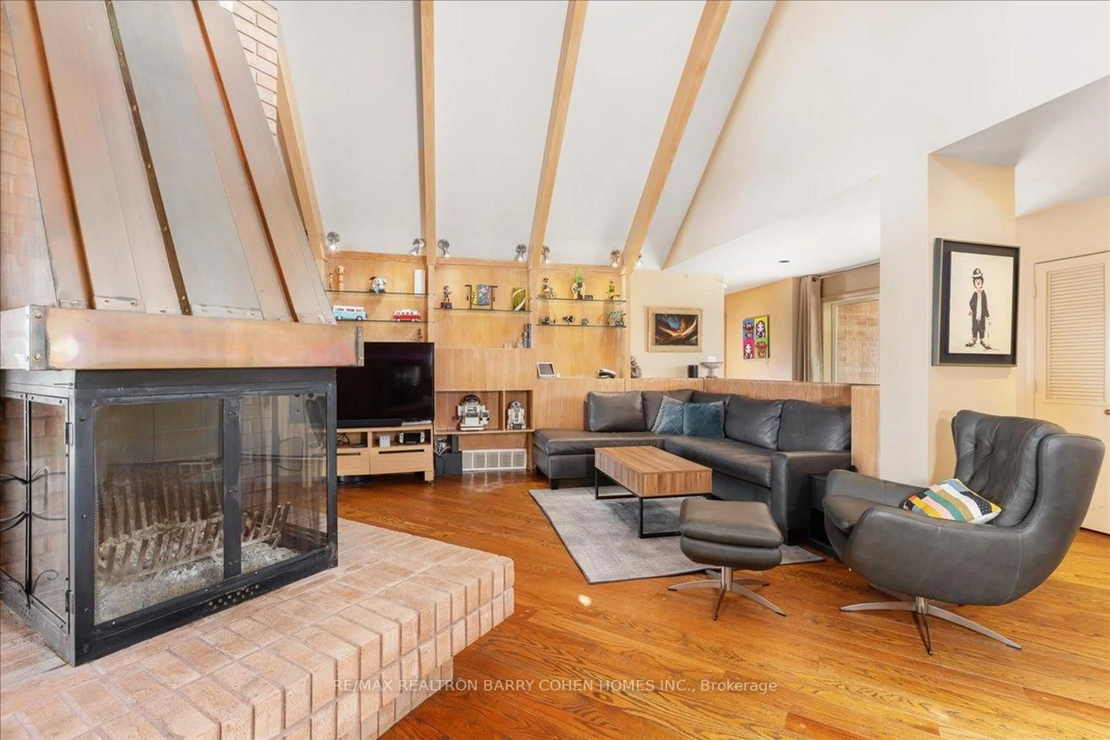 Living room with furniture, unknown for 700 Lake Dr, Georgina Ontario L4P 3C8