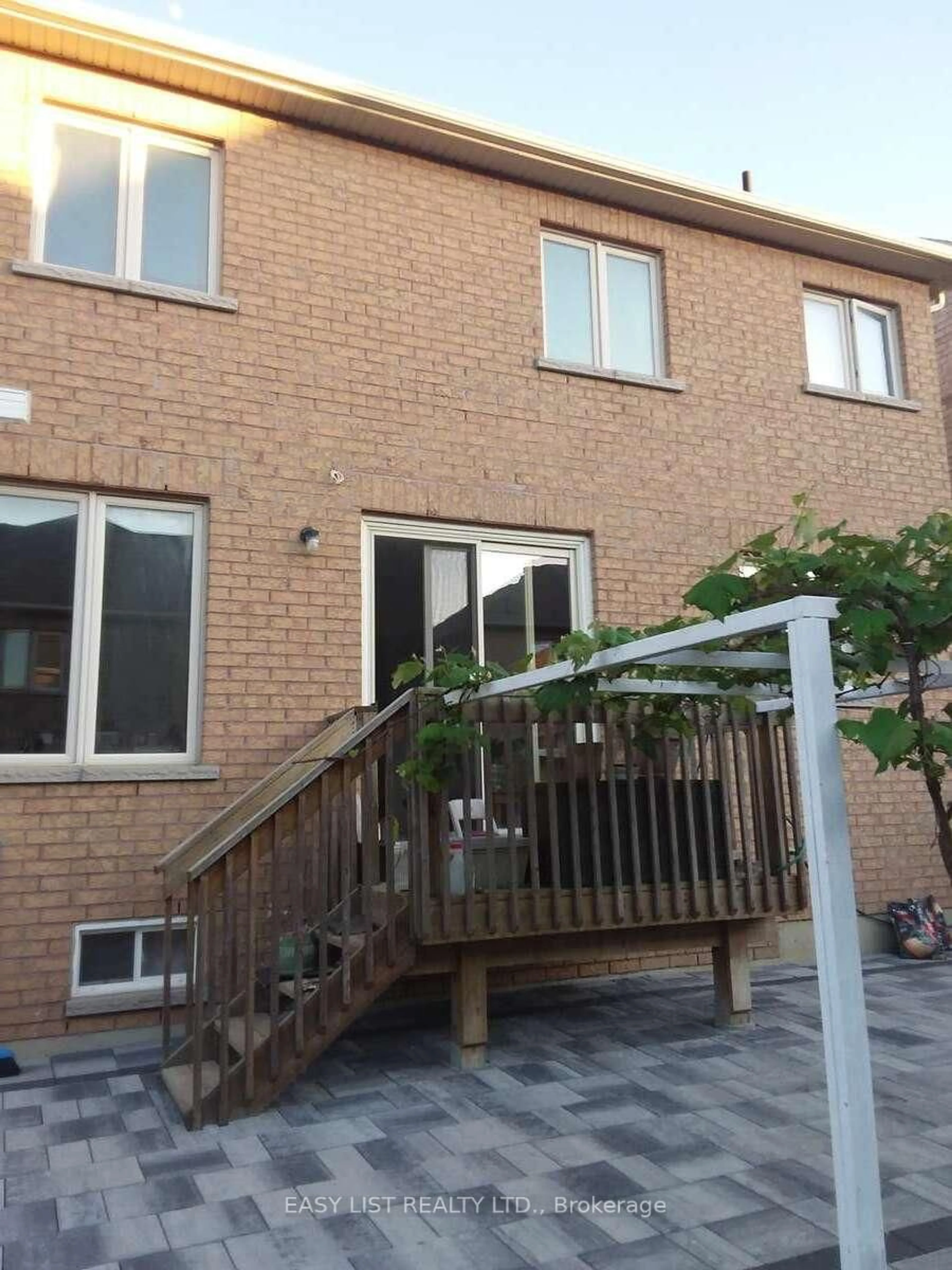 Patio, street for 16 Grovewood St, Richmond Hill Ontario L4E 4X4