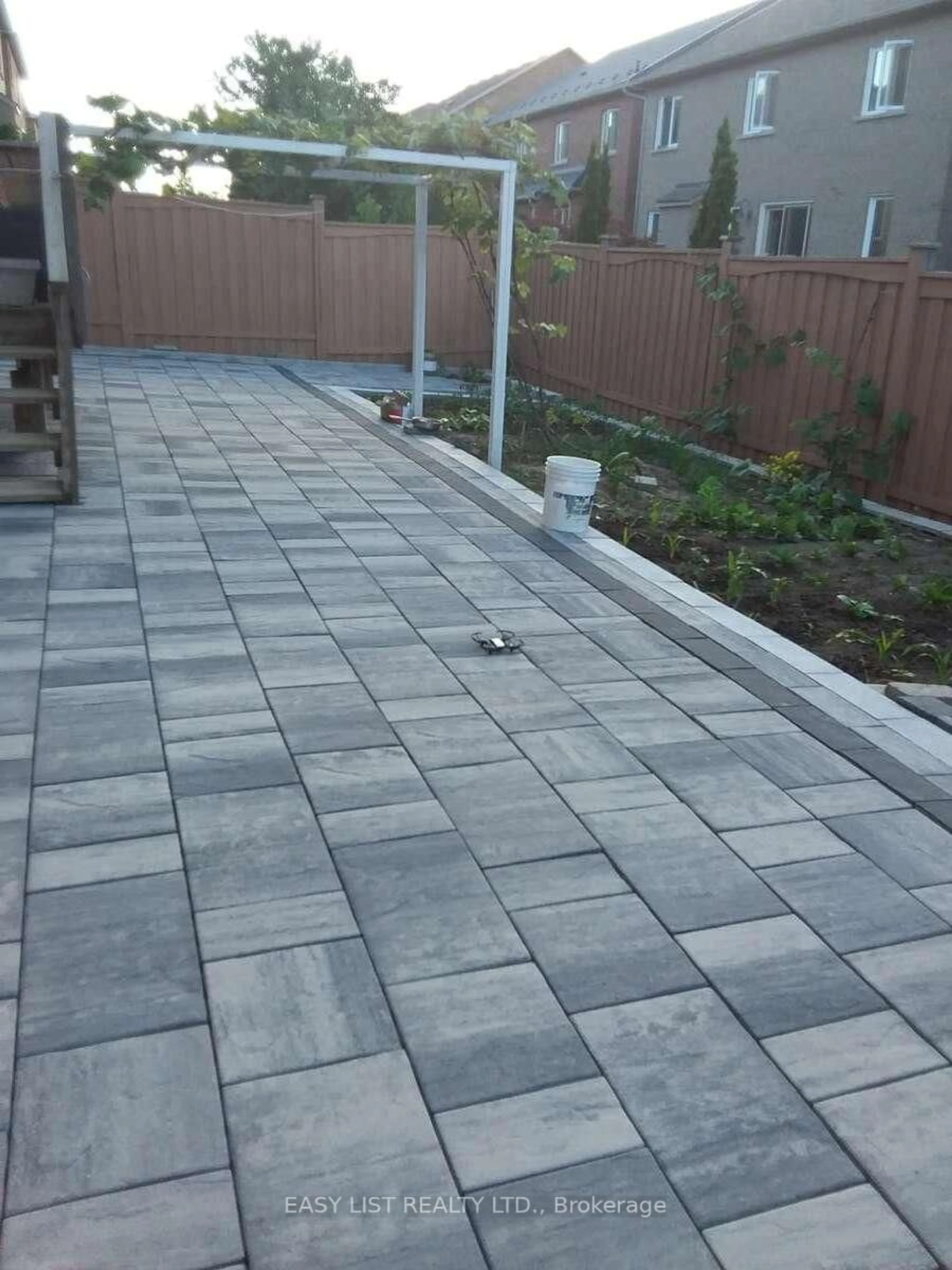 Patio, street for 16 Grovewood St, Richmond Hill Ontario L4E 4X4