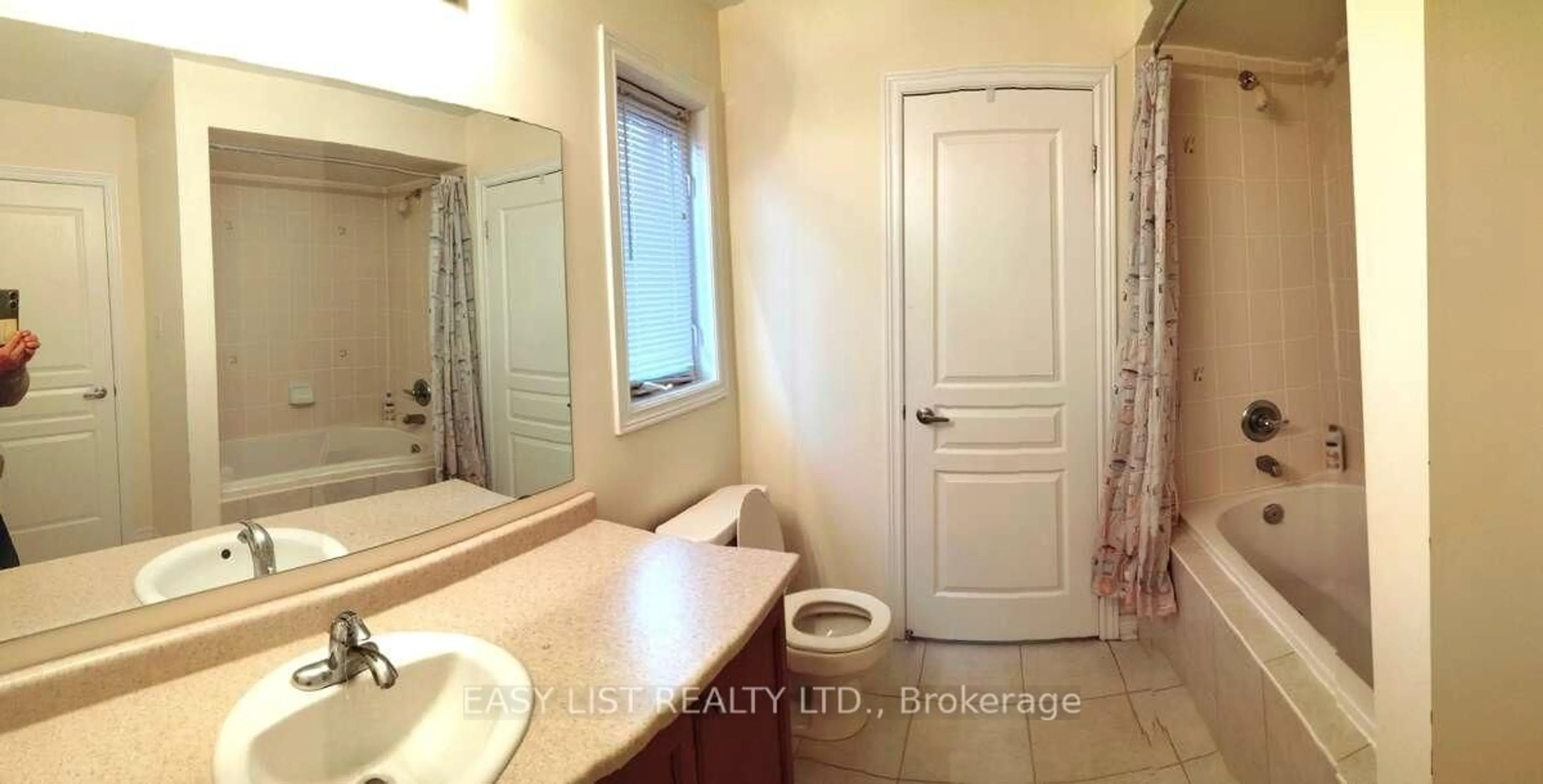 Standard bathroom, ceramic/tile floor for 16 Grovewood St, Richmond Hill Ontario L4E 4X4