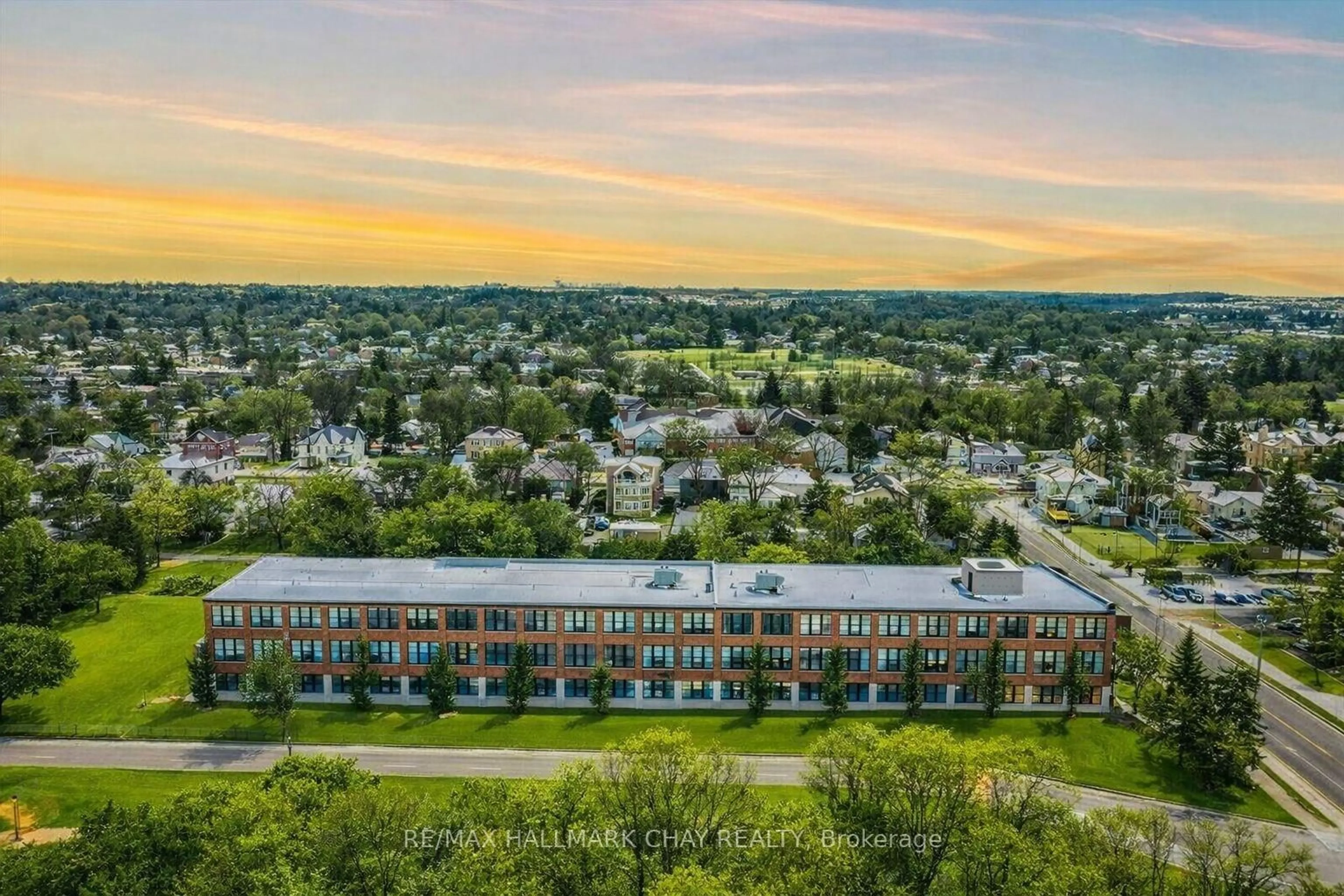 A pic from outside/outdoor area/front of a property/back of a property/a pic from drone, city buildings view from balcony for 543 Timothy St #106, Newmarket Ontario L3Y 1R1