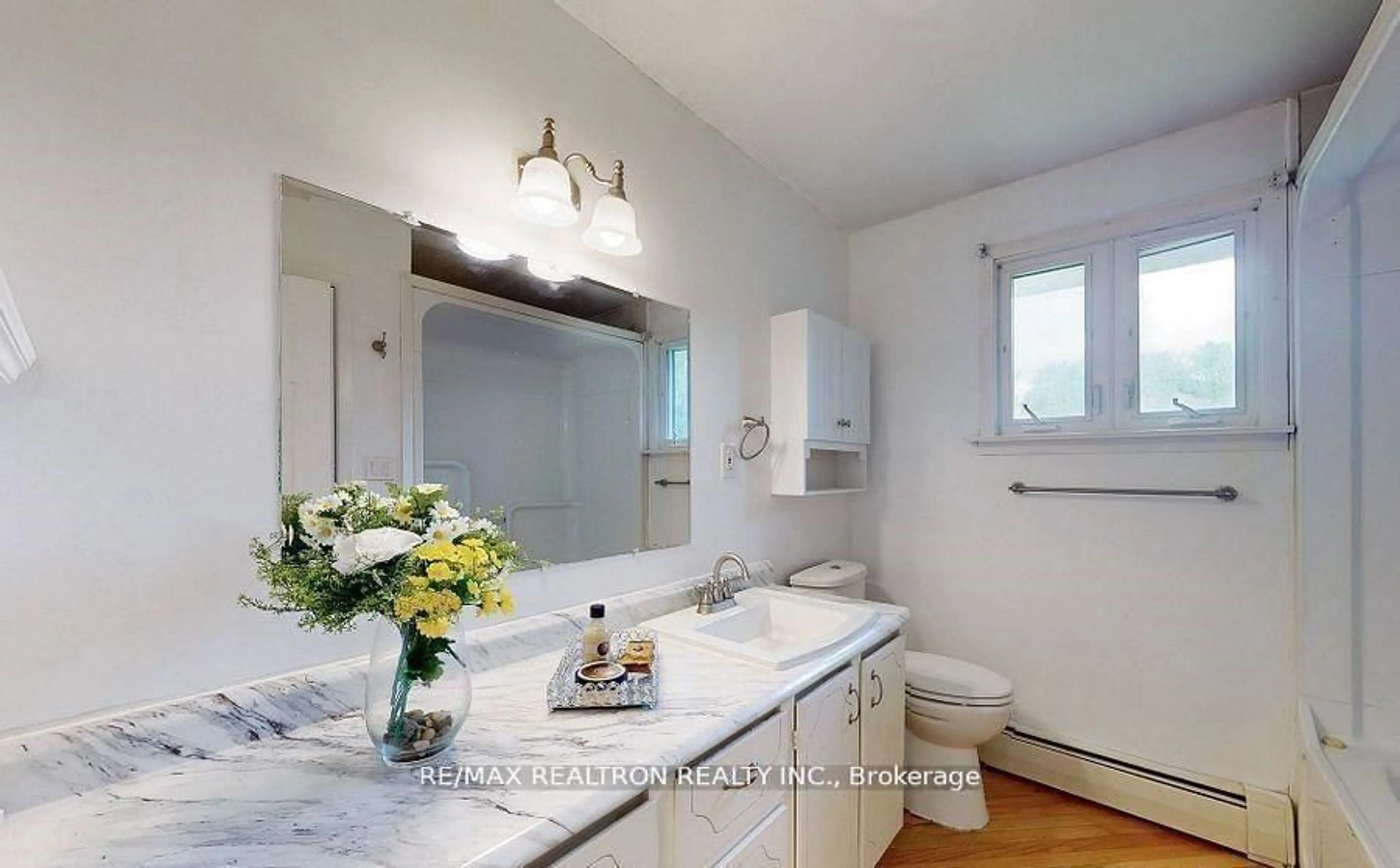 Standard bathroom, ceramic/tile floor for 20201 Yonge St, East Gwillimbury Ontario L9N 1B1