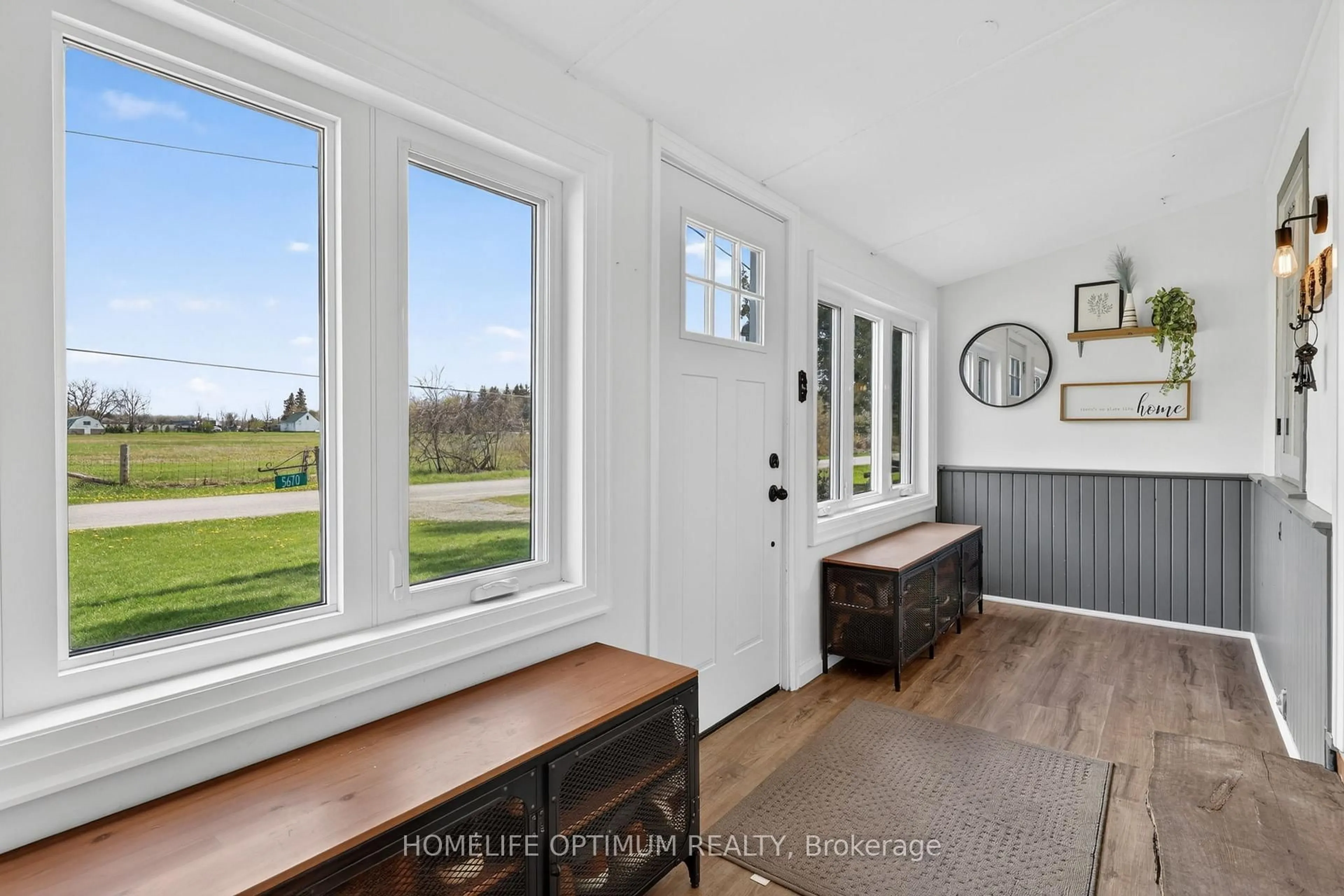 Indoor entryway for 5670 Thomas Dr, Georgina Ontario L0E 1A0