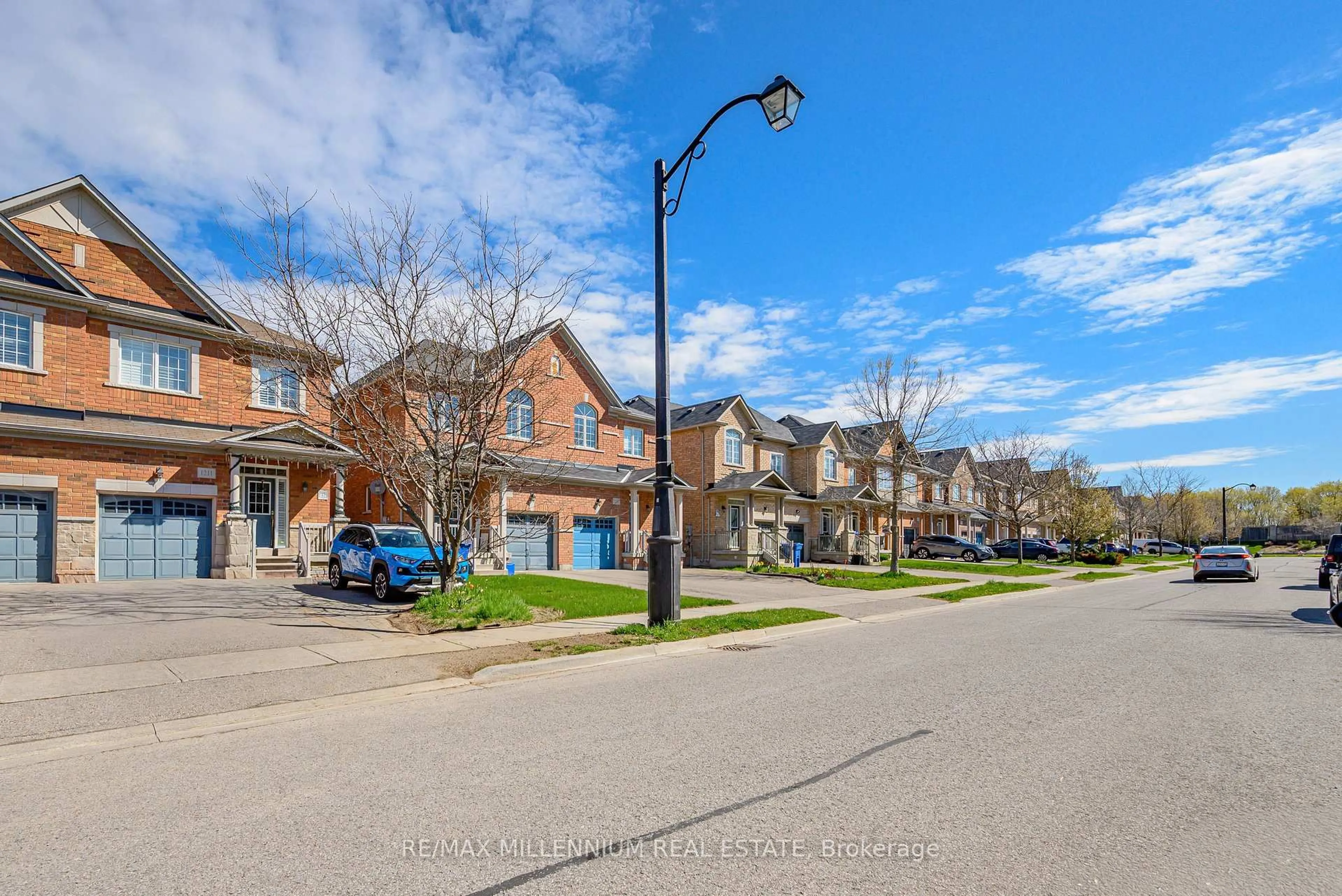 A pic from outside/outdoor area/front of a property/back of a property/a pic from drone, street for 1211 Mccron Cres, Newmarket Ontario L3X 0C5