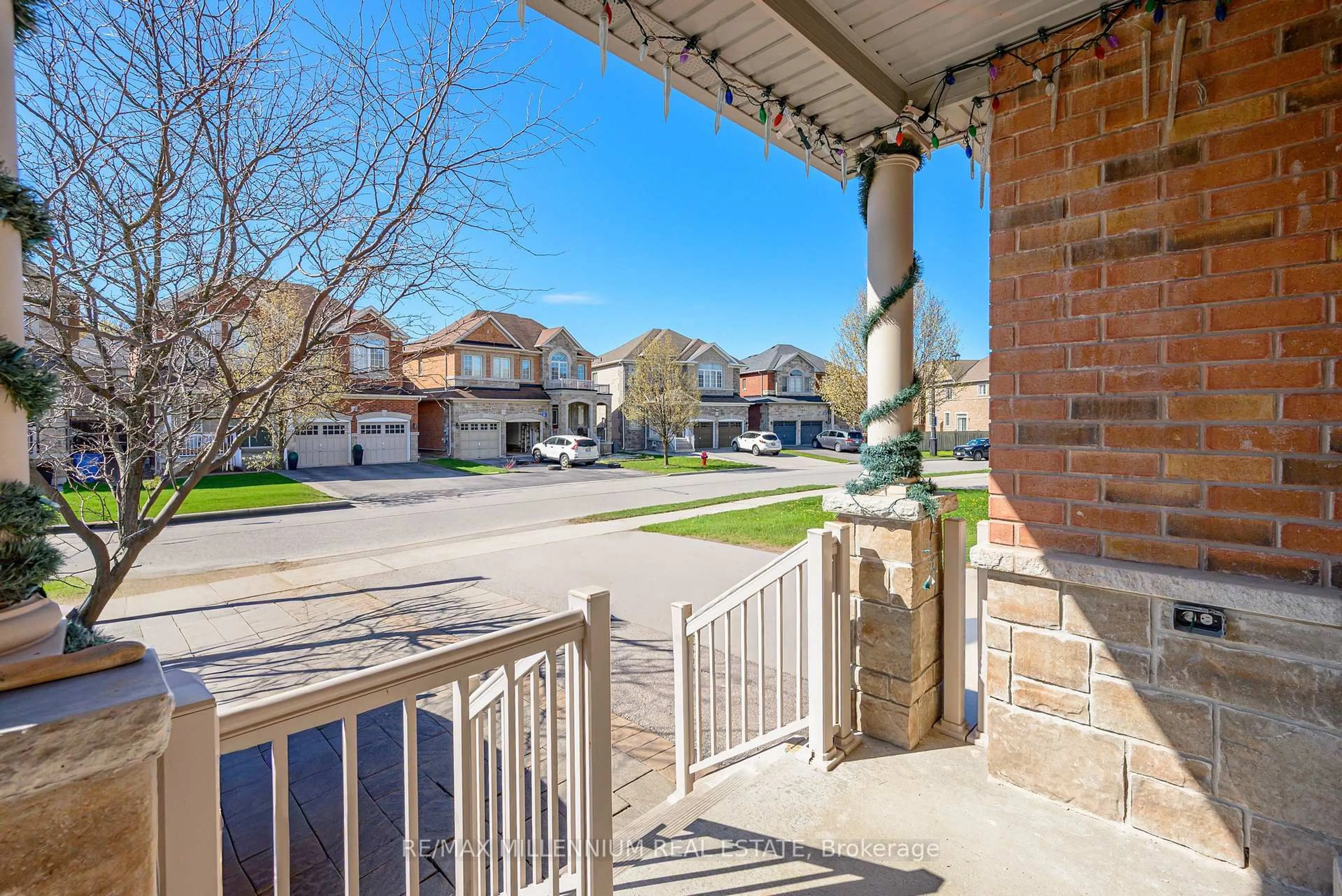 Patio, street for 1211 Mccron Cres, Newmarket Ontario L3X 0C5