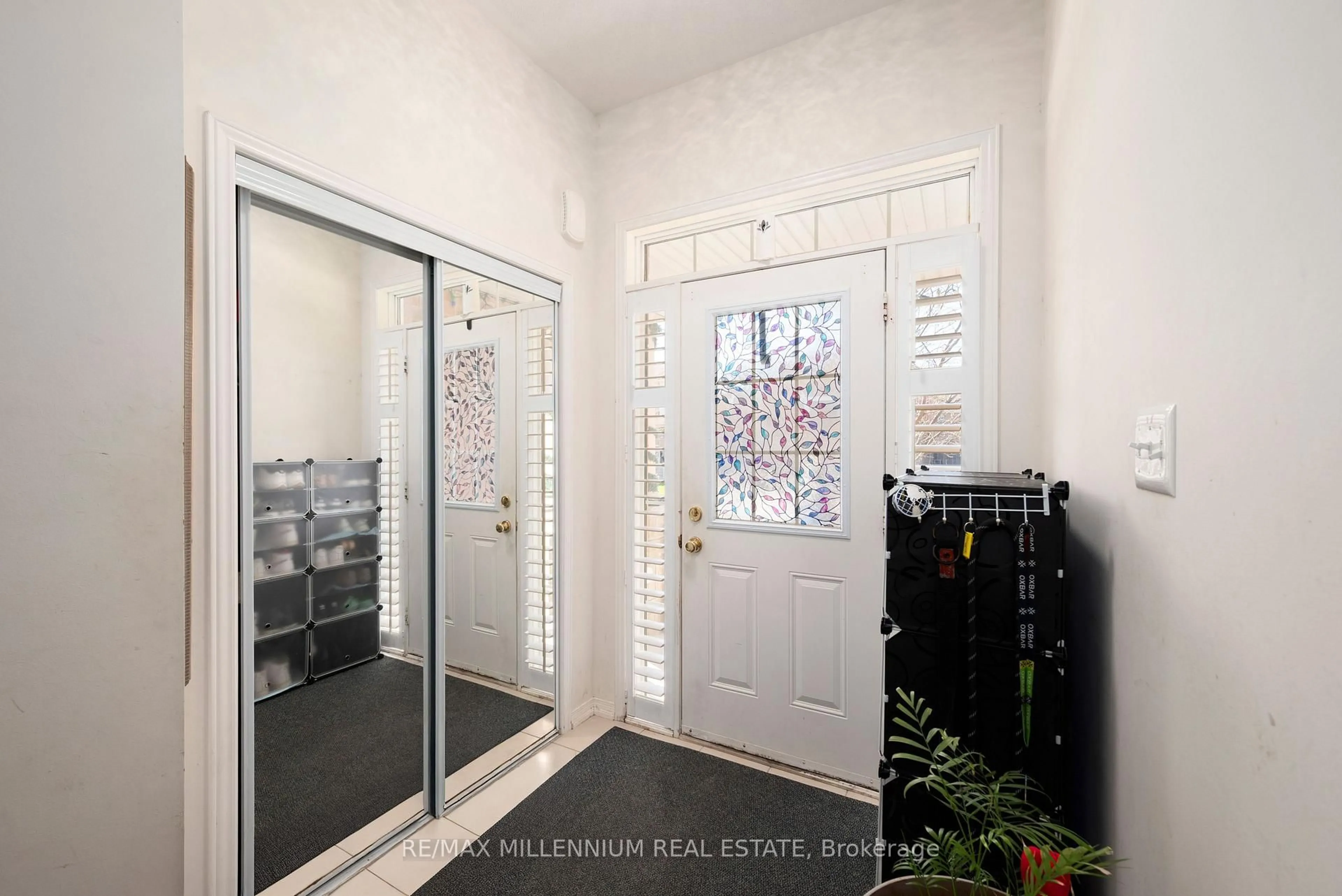 Indoor entryway for 1211 Mccron Cres, Newmarket Ontario L3X 0C5