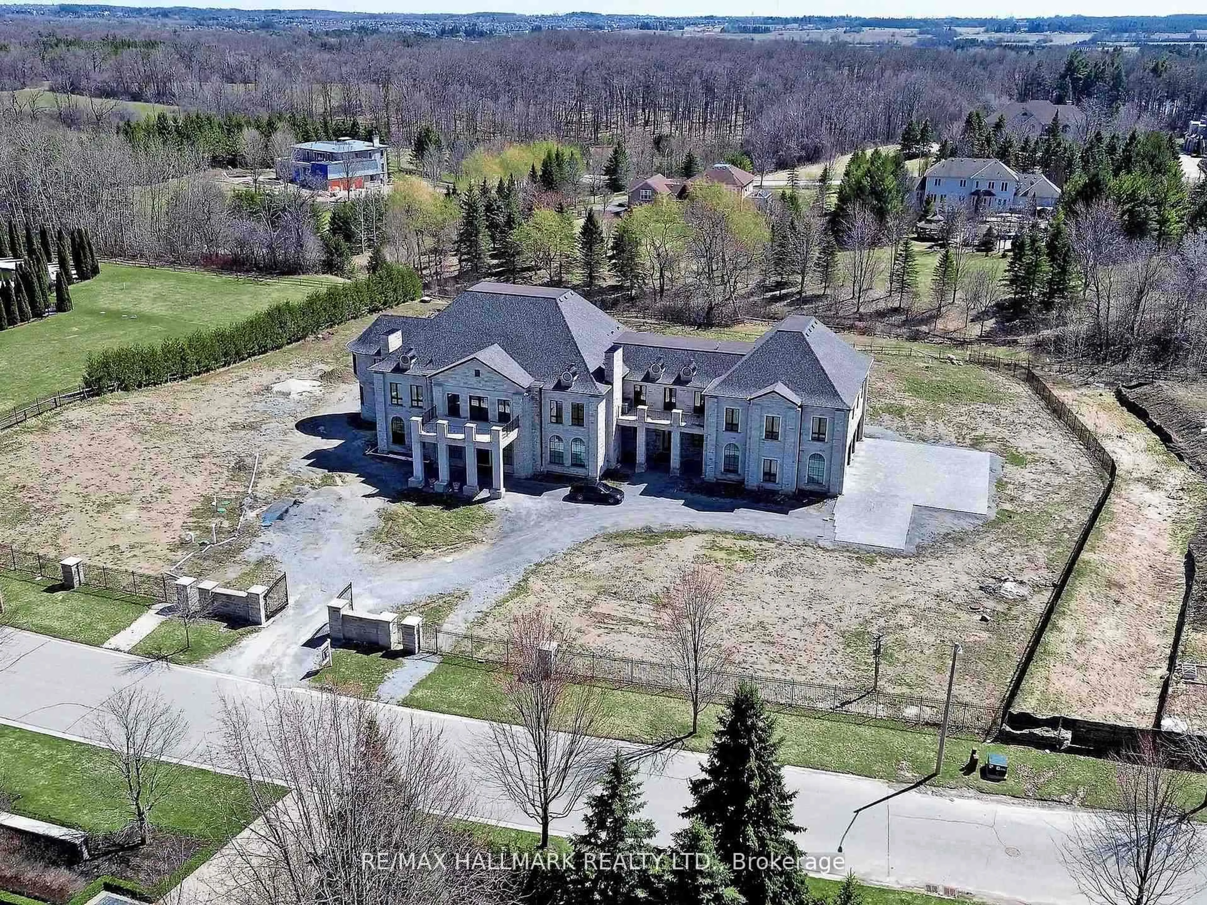 A pic from outside/outdoor area/front of a property/back of a property/a pic from drone, unknown for 15 Eden Vale Dr, King Ontario L7B 1L8