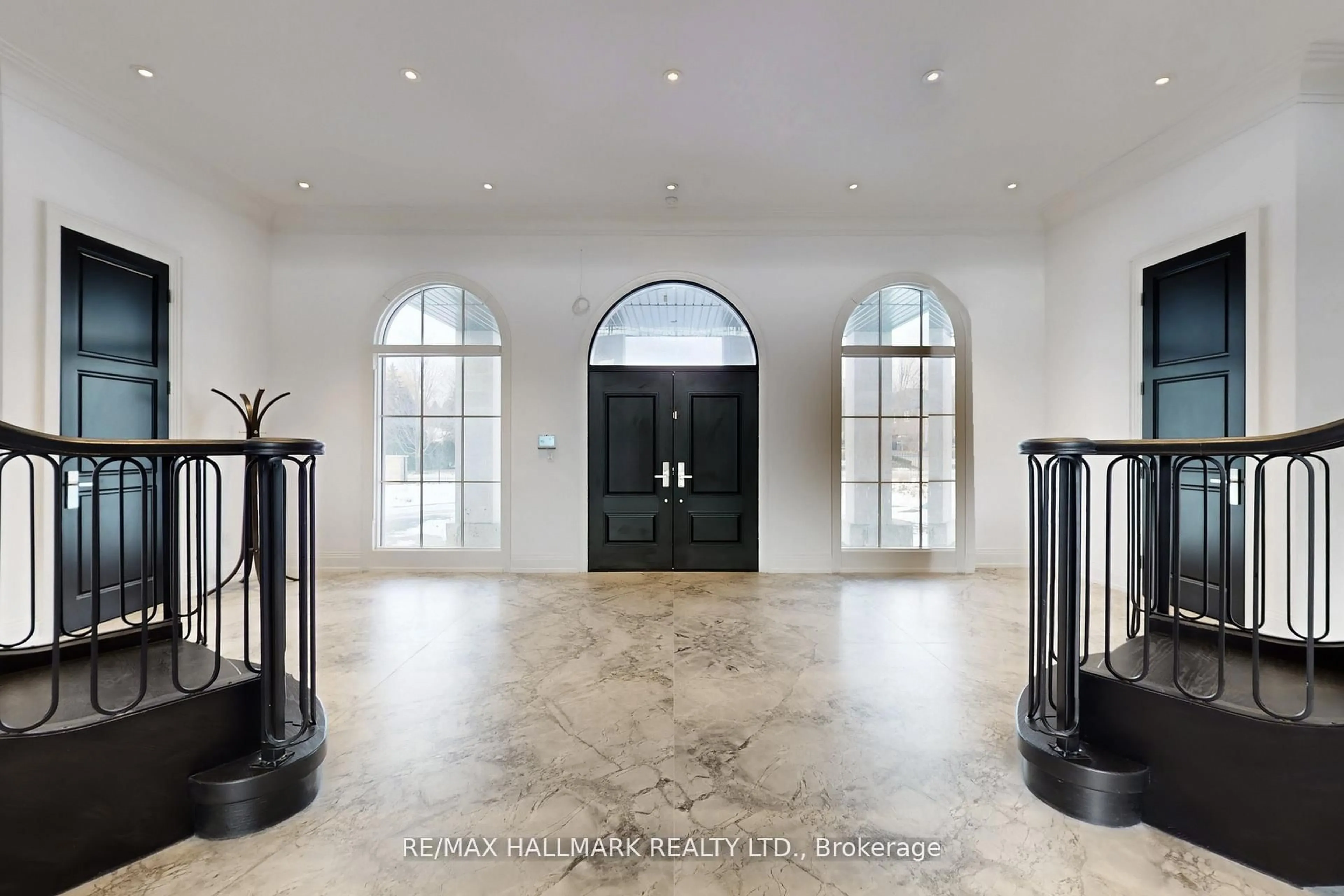 Indoor foyer for 15 Eden Vale Dr, King Ontario L7B 1L8