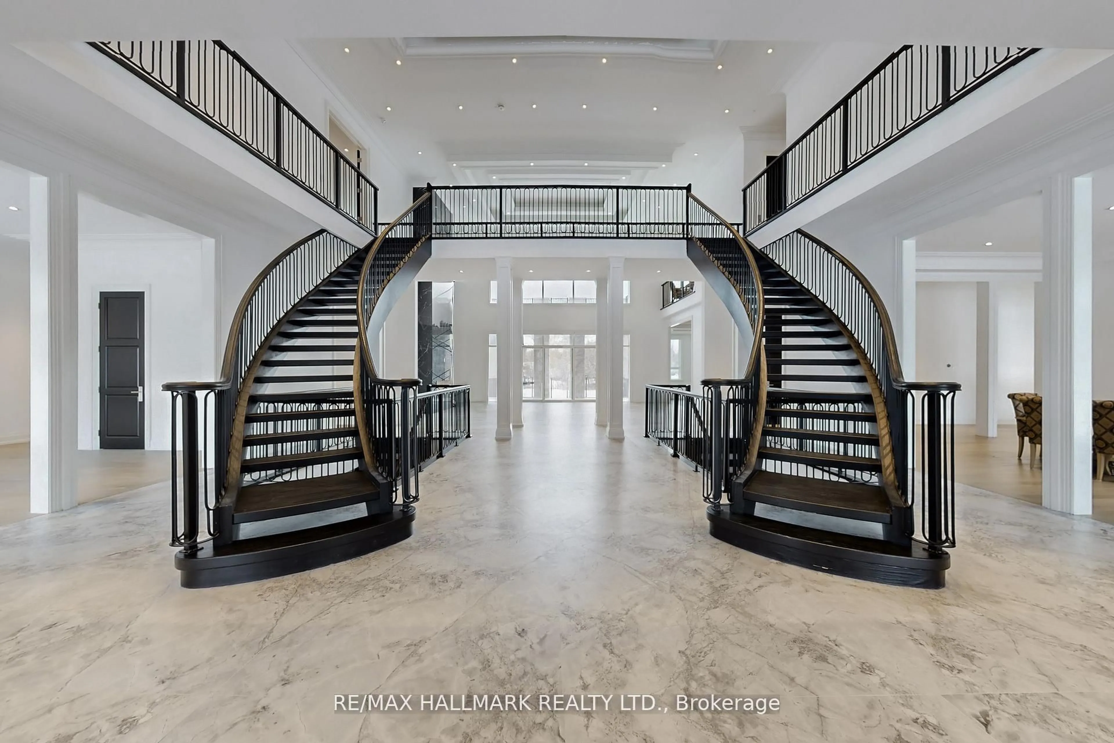 Indoor foyer for 15 Eden Vale Dr, King Ontario L7B 1L8