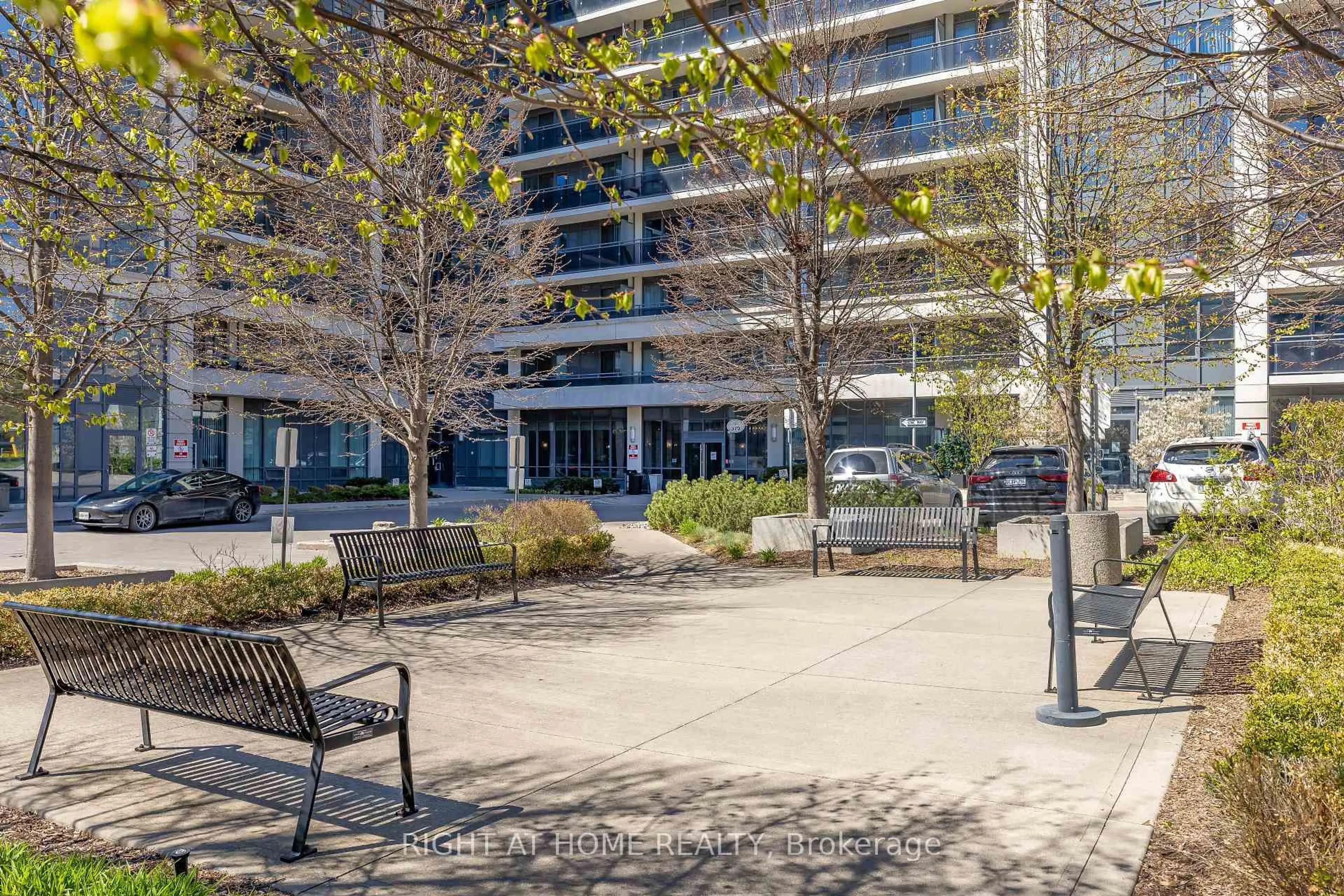Patio, street for 370 Highway 7 #1021, Richmond Hill Ontario L4B 0C4
