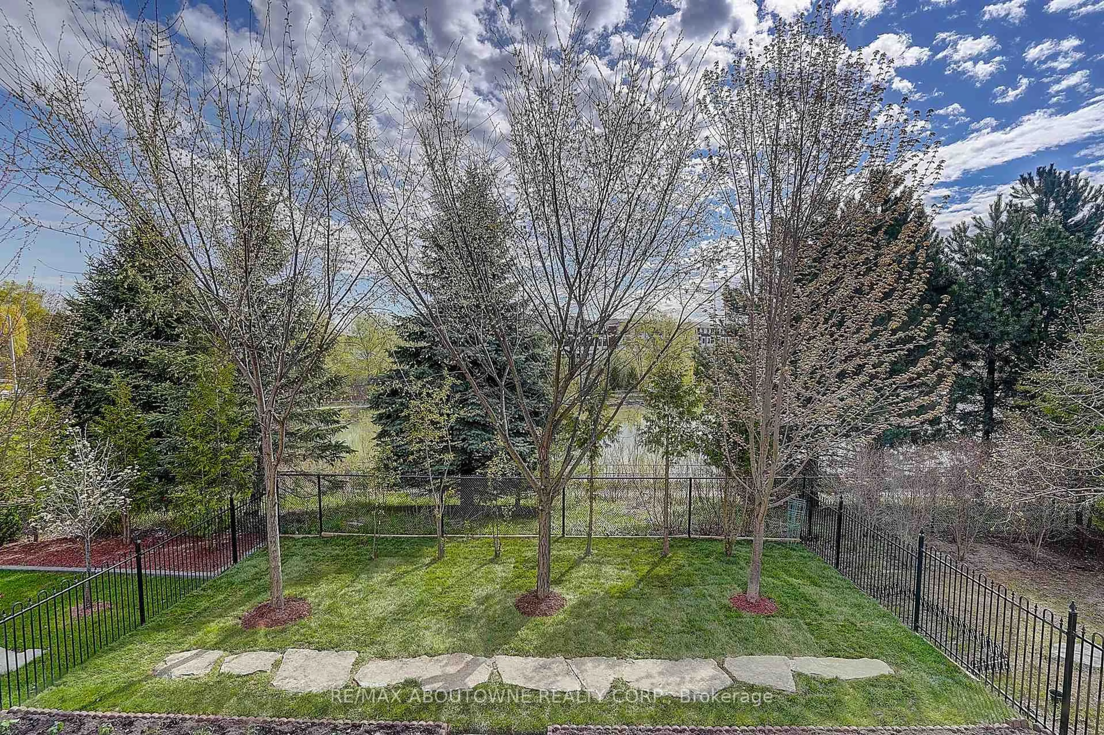 A pic from outside/outdoor area/front of a property/back of a property/a pic from drone, forest/trees view for 16 Gracedale Dr, Richmond Hill Ontario L4C 0Y3