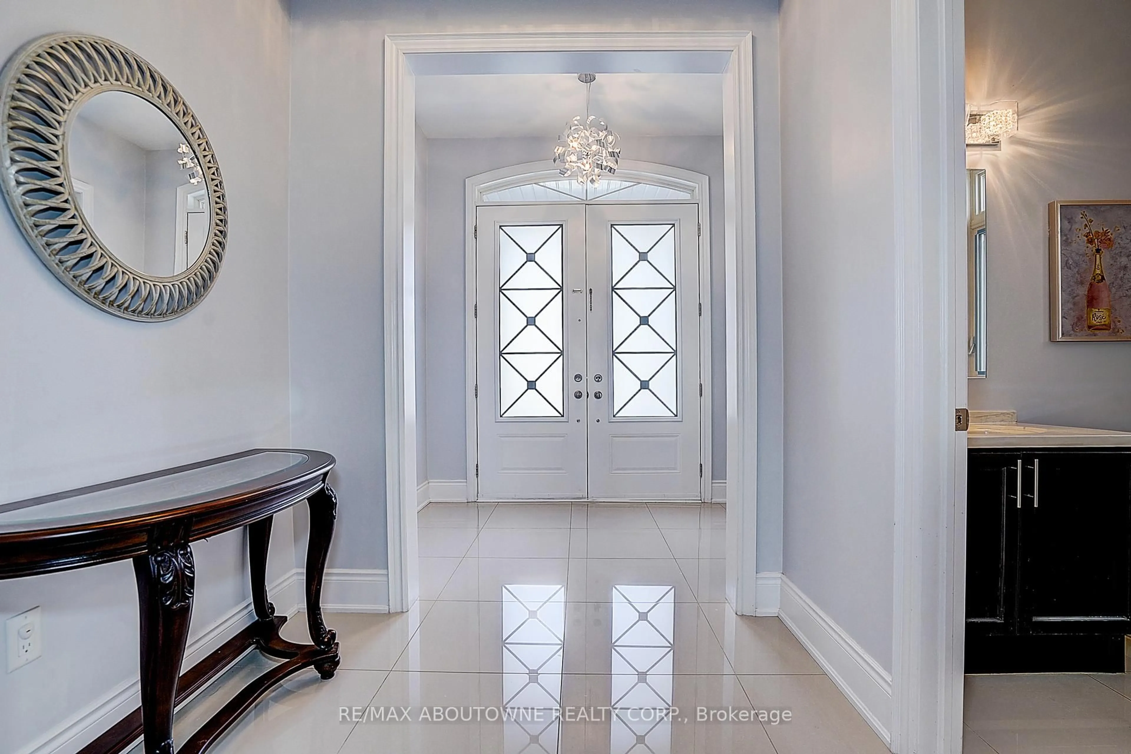 Indoor entryway for 16 Gracedale Dr, Richmond Hill Ontario L4C 0Y3