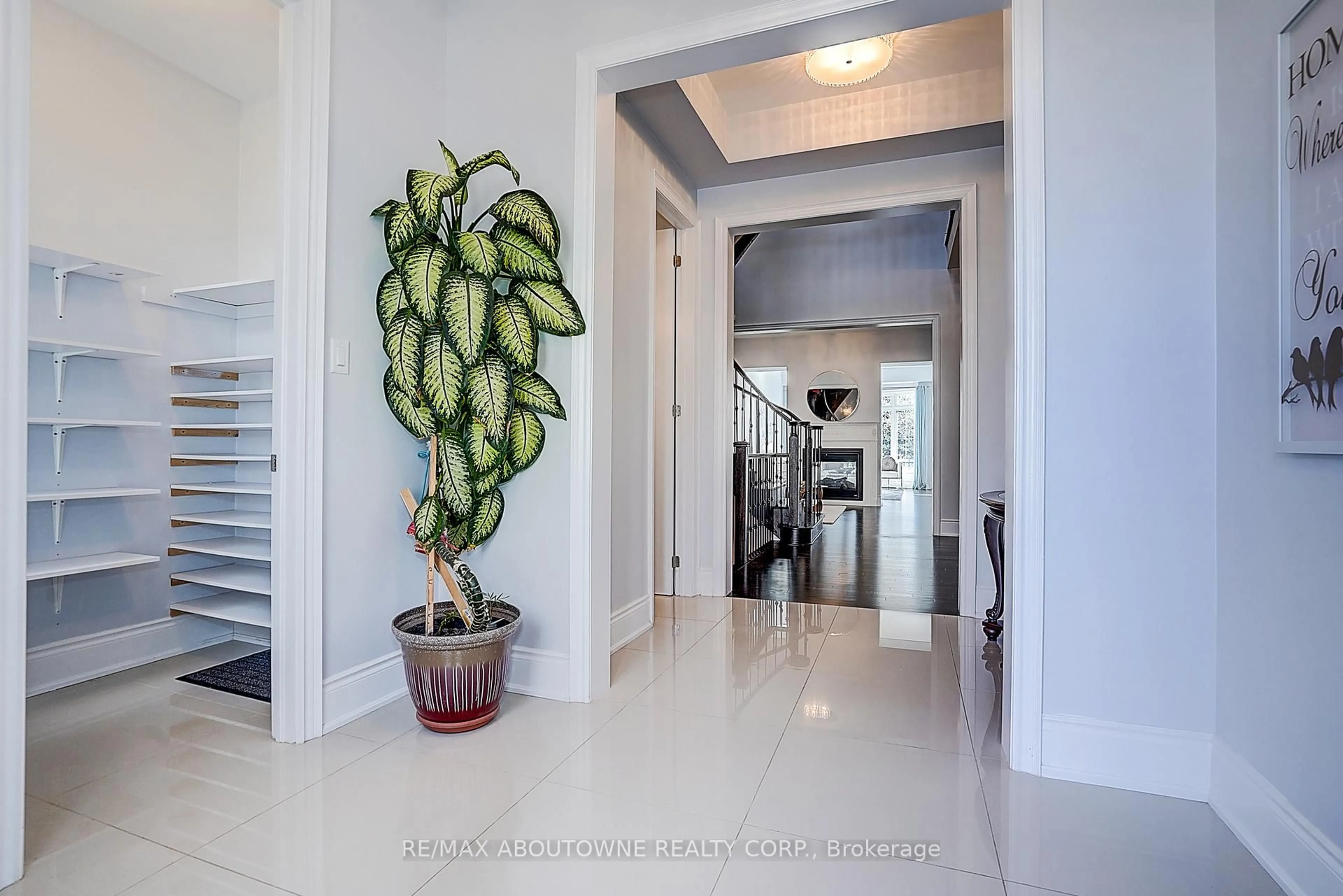 Indoor entryway for 16 Gracedale Dr, Richmond Hill Ontario L4C 0Y3