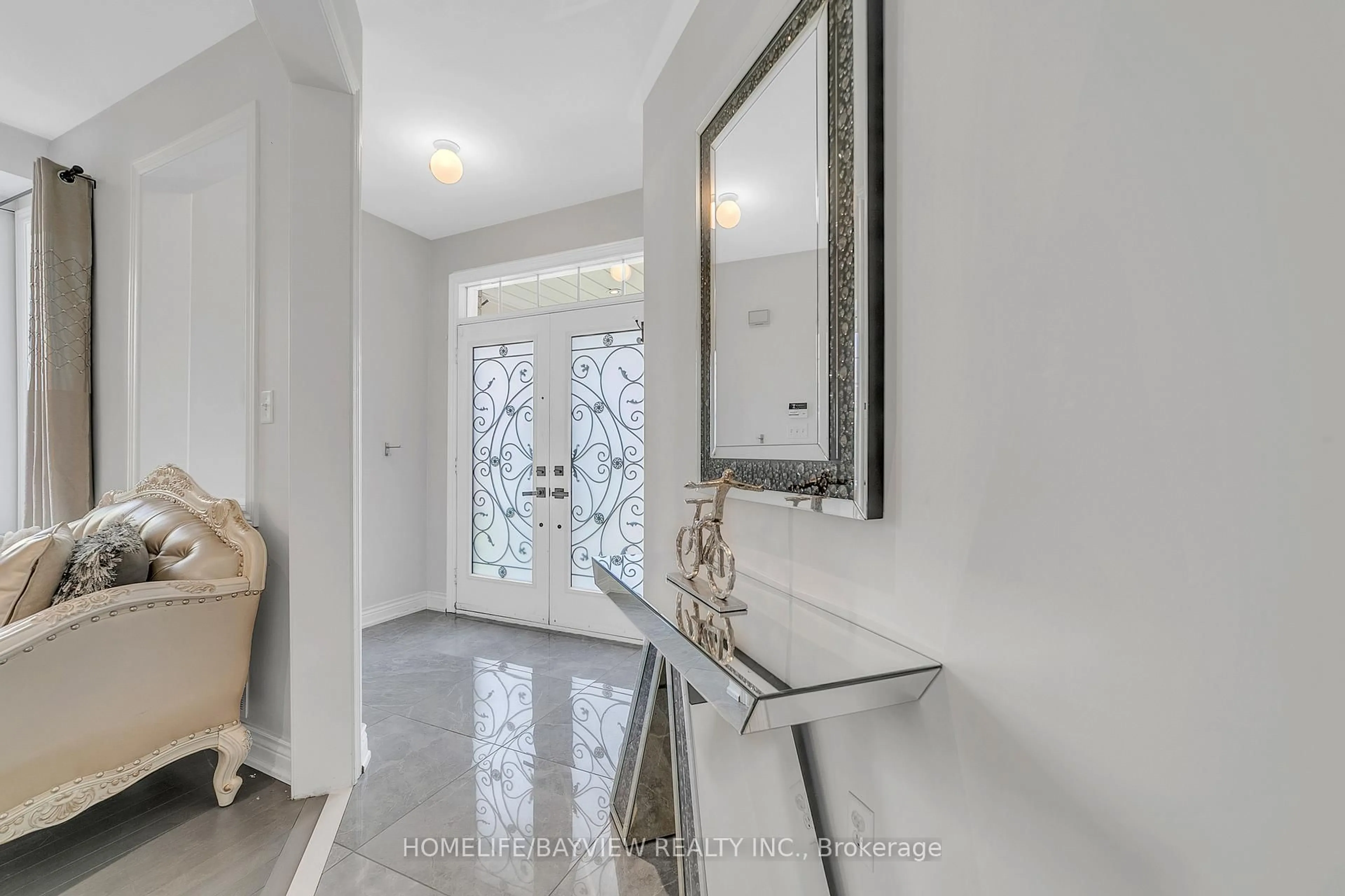Indoor entryway for 99 Red Cardinal Tr, Richmond Hill Ontario L4E 4B8