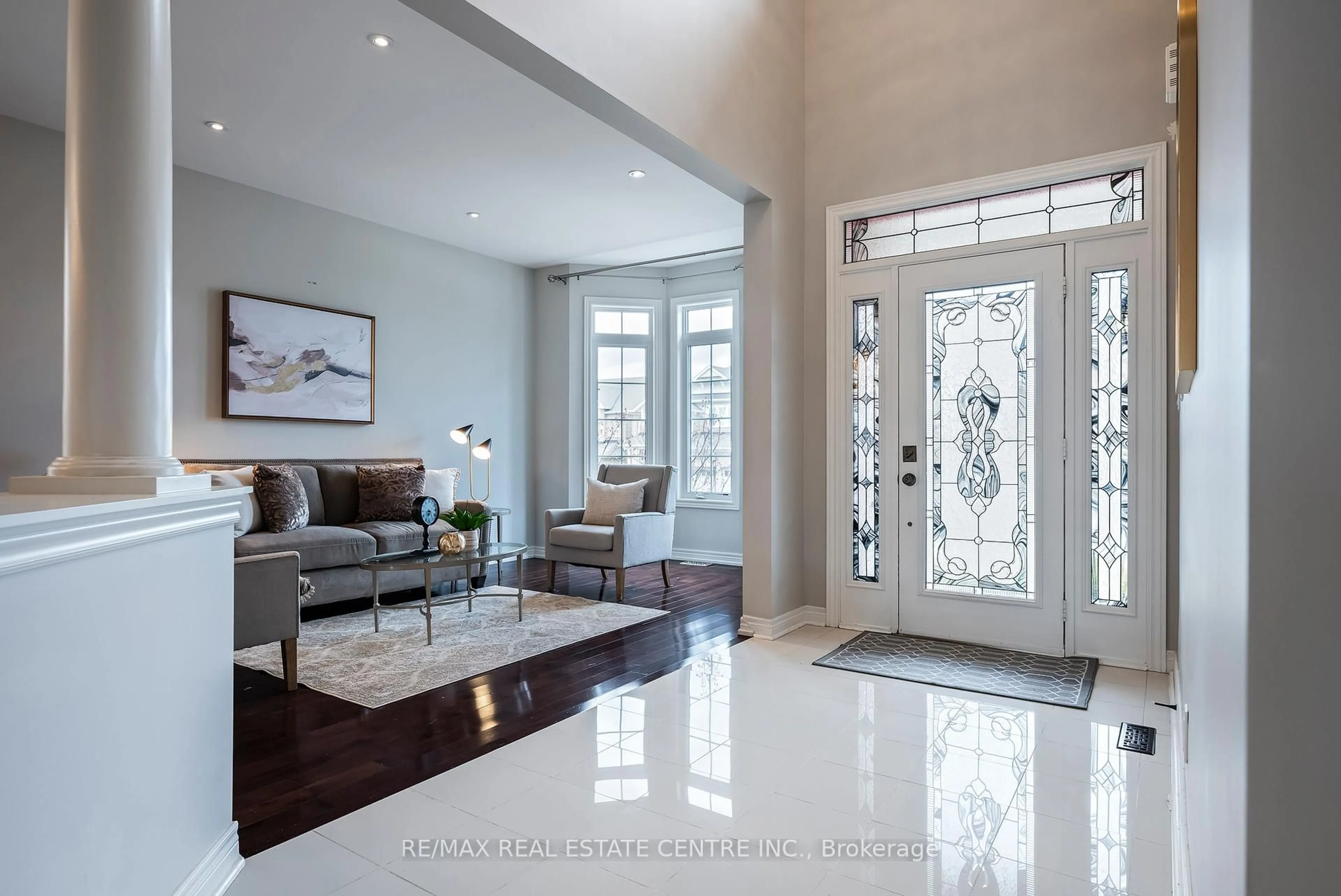 Indoor entryway for 17 Mason Dr, New Tecumseth Ontario L9R 0M1