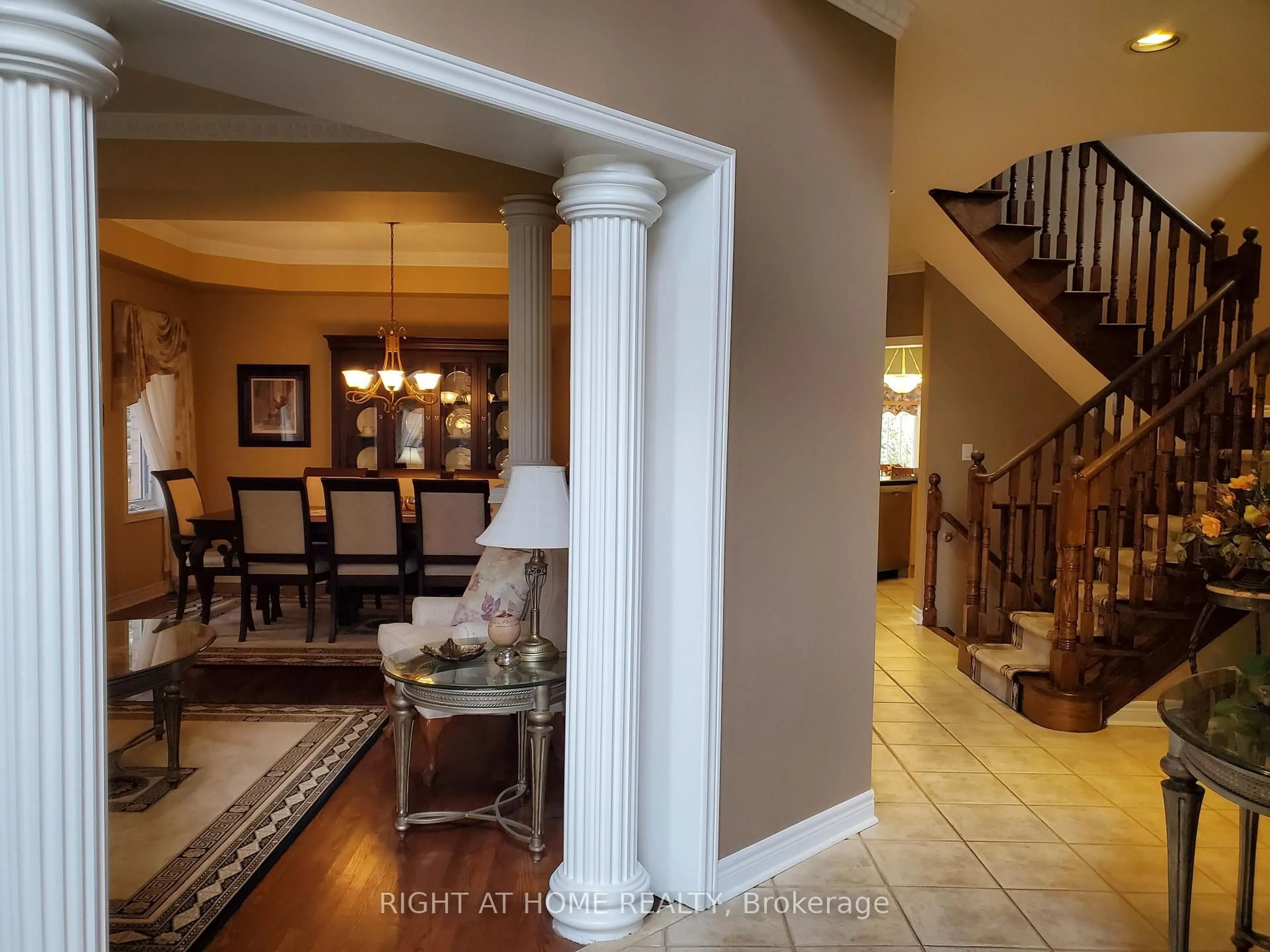 Indoor foyer for 10 Red Ash Dr, Markham Ontario L3S 4B6
