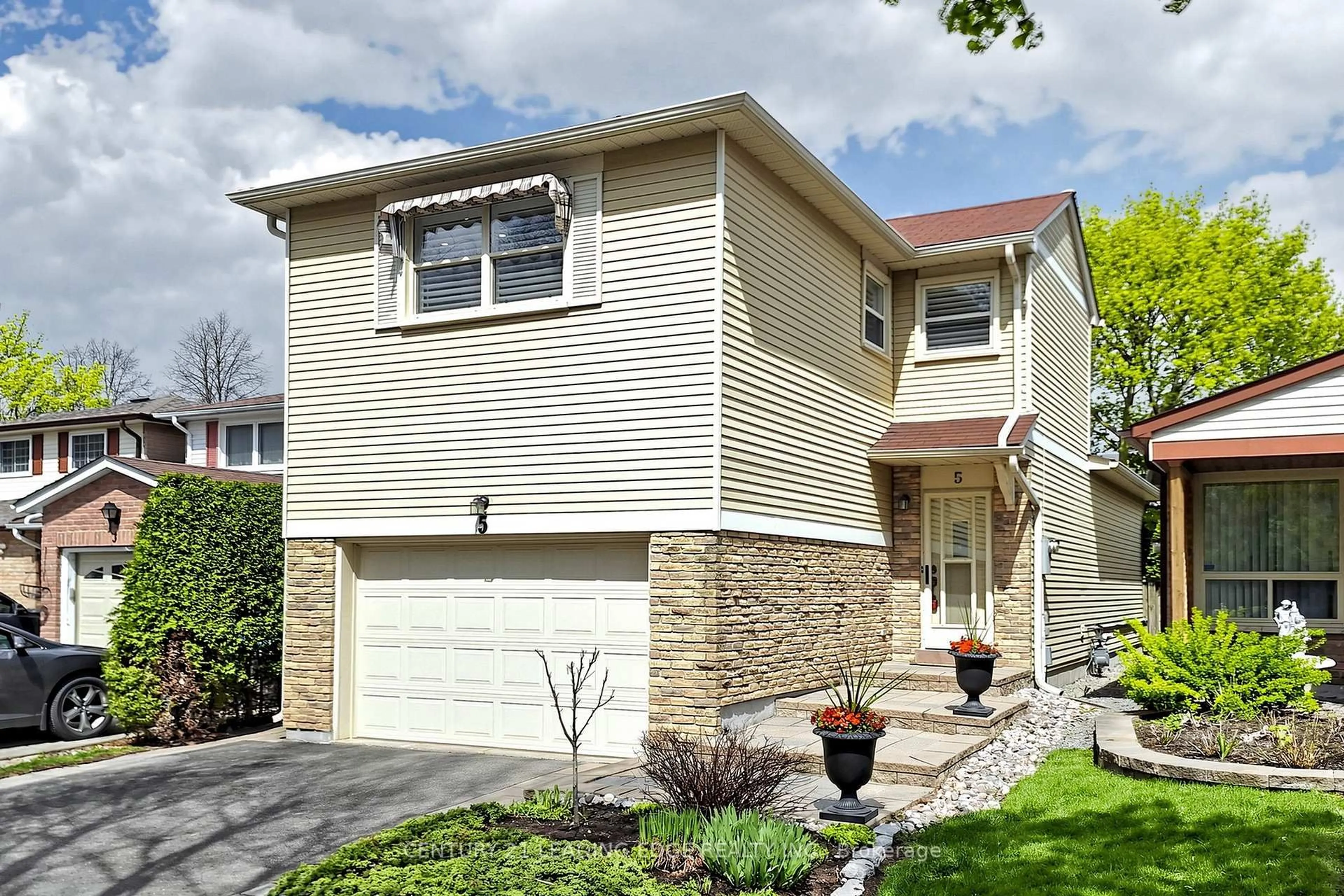 Home with vinyl exterior material, street for 5 Madsen Cres, Markham Ontario L3R 4P2