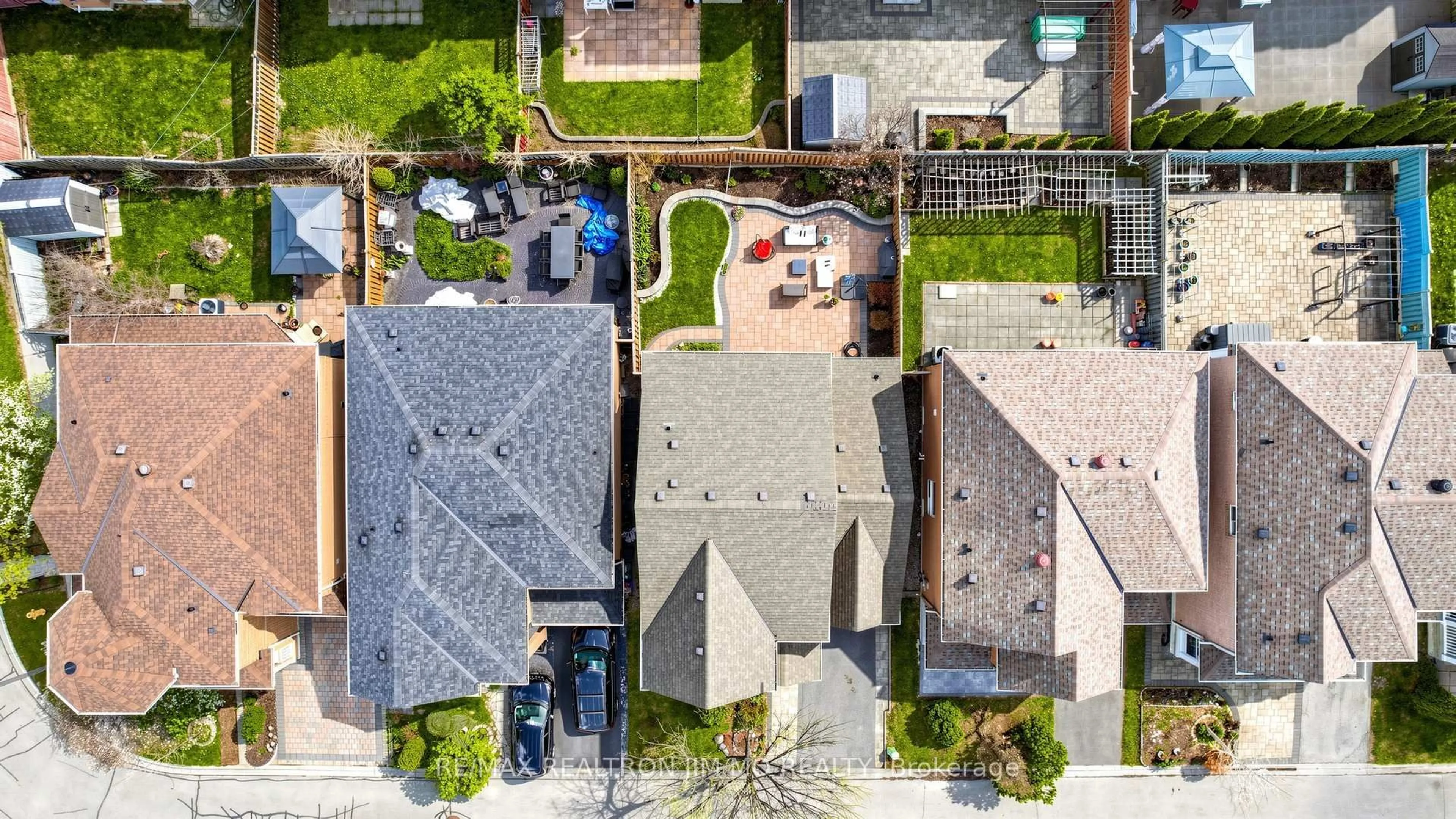 A pic from outside/outdoor area/front of a property/back of a property/a pic from drone, street for 6 Majestic Dr, Markham Ontario L6C 2B2