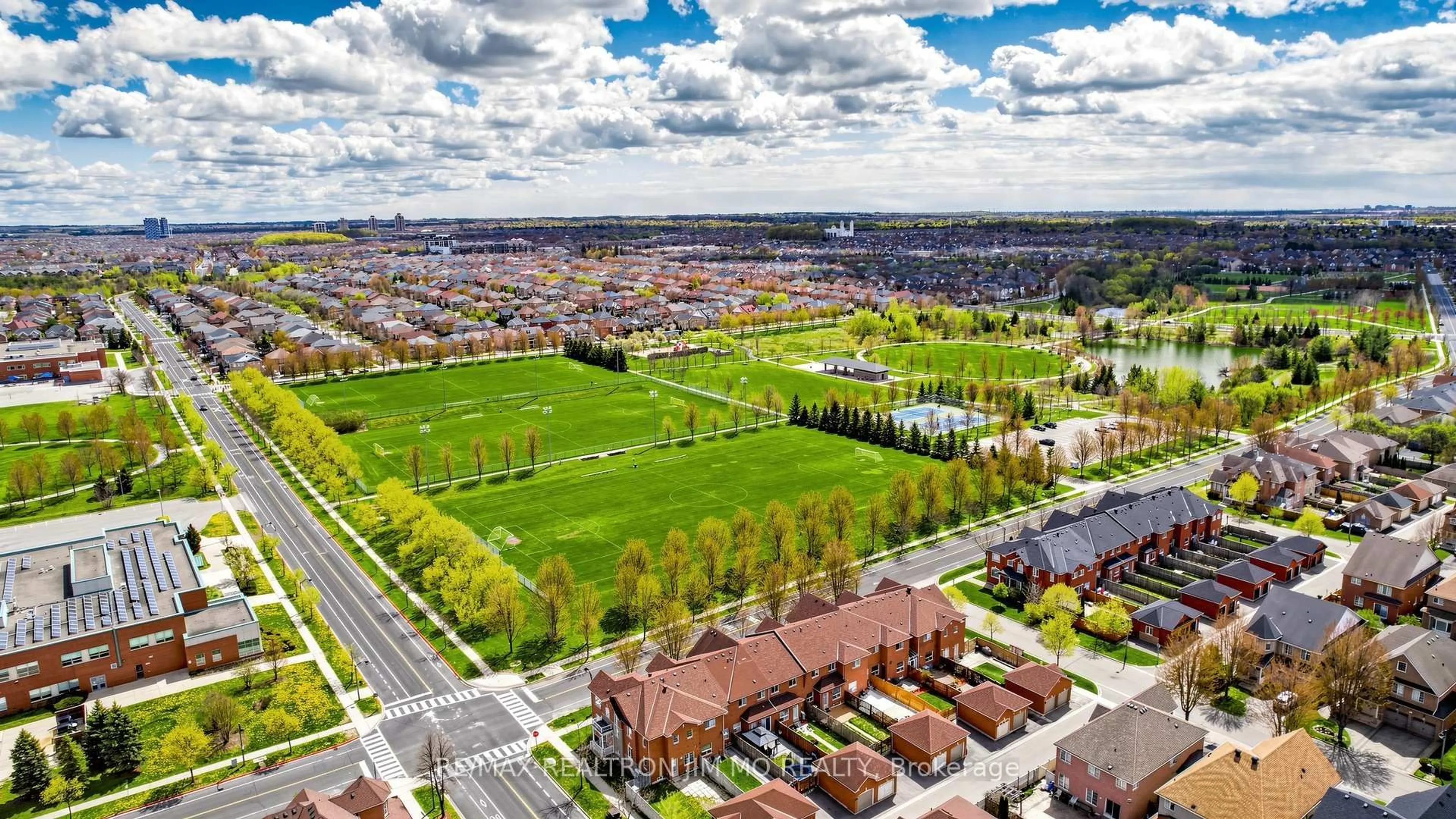 A pic from outside/outdoor area/front of a property/back of a property/a pic from drone, street for 6 Majestic Dr, Markham Ontario L6C 2B2