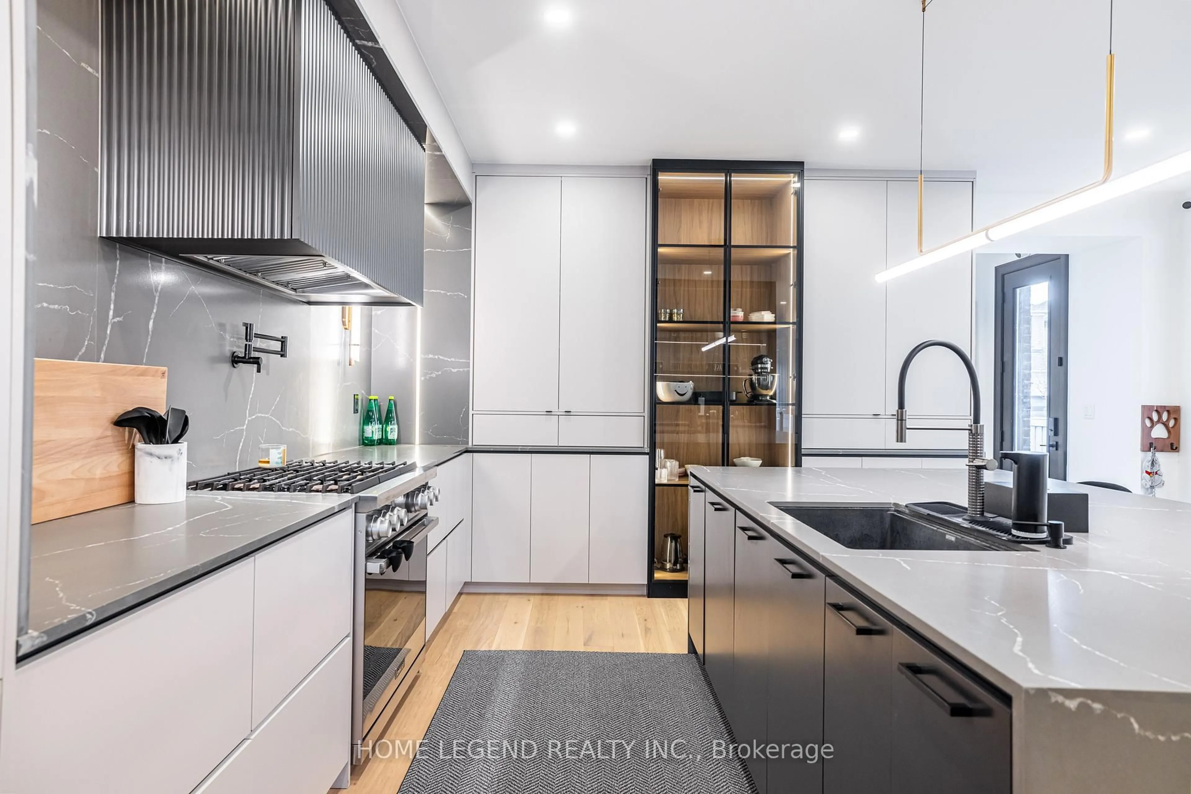 Contemporary kitchen, unknown for 10 Hearthwood Gate, Whitchurch-Stouffville Ontario L4A 4X1