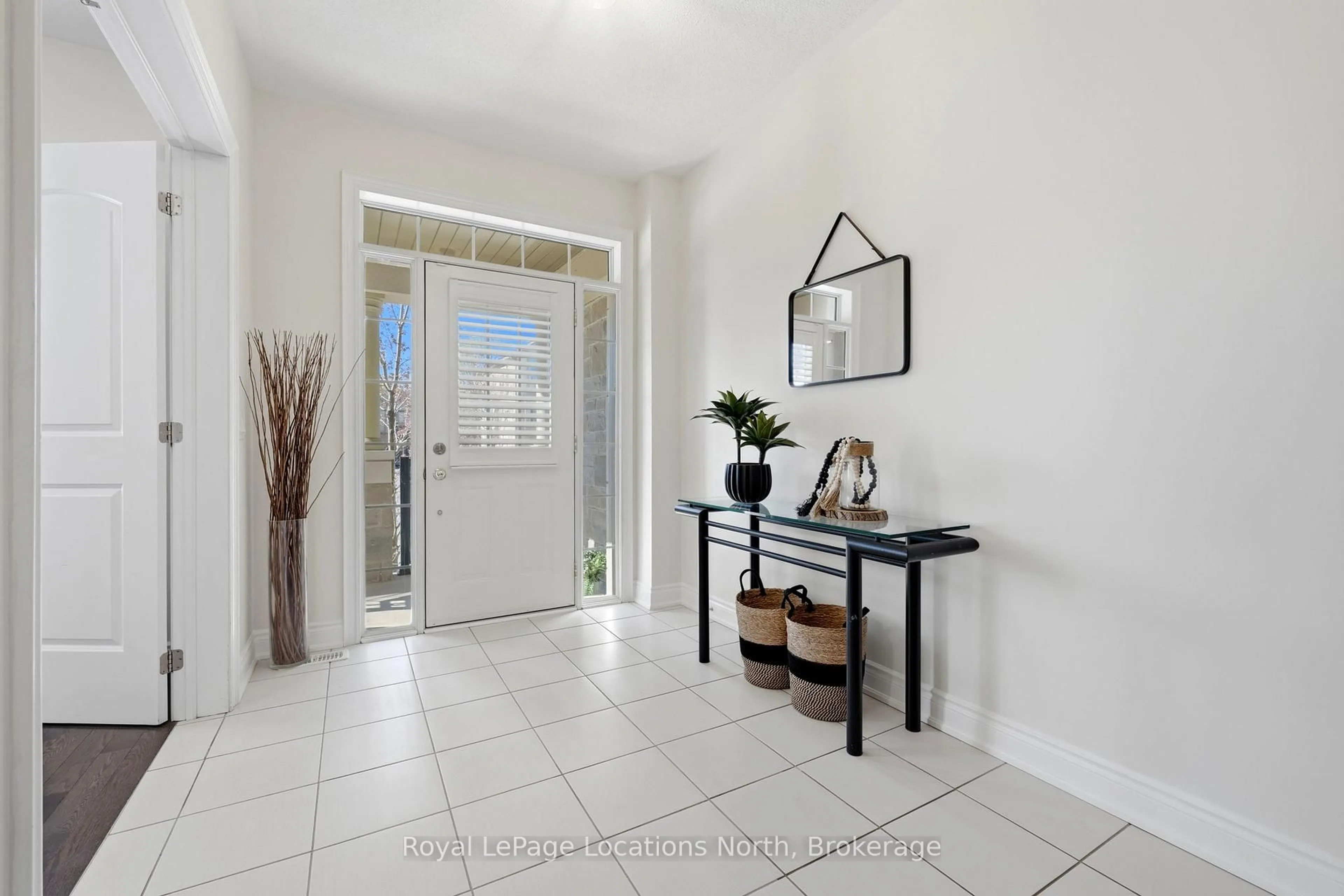 Indoor entryway for 118 Puccini Dr, Richmond Hill Ontario L4E 0W3