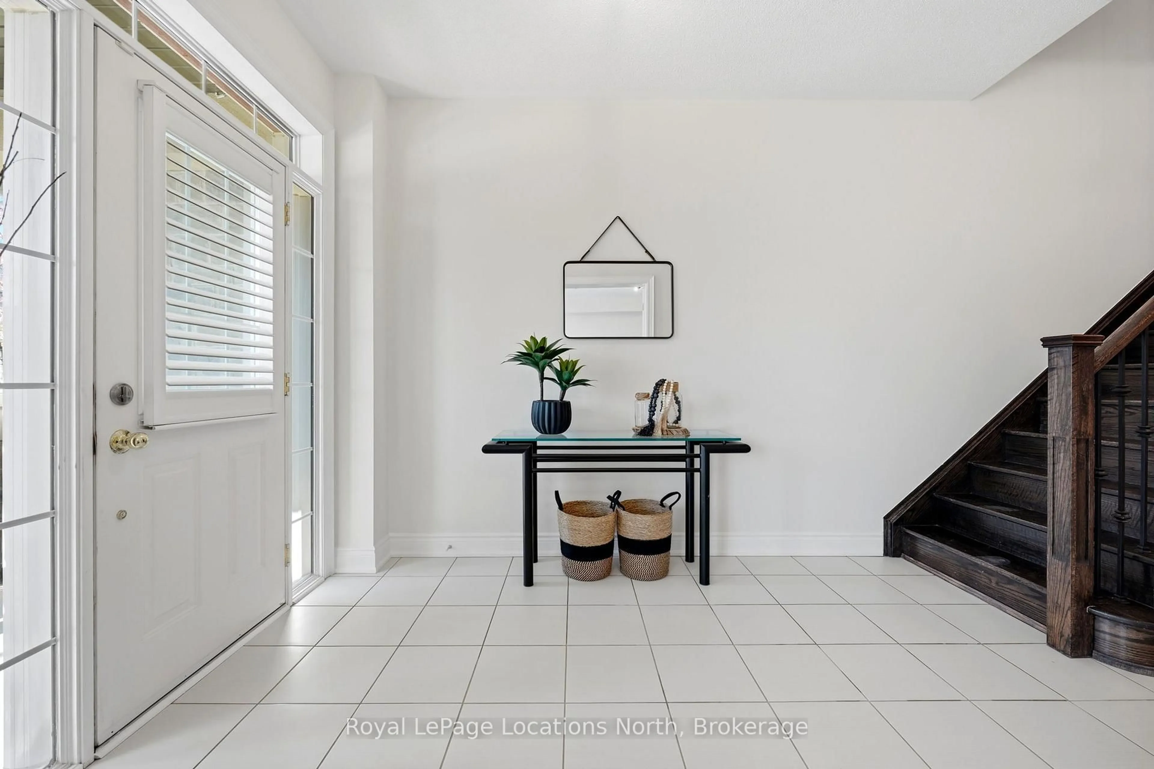 Indoor entryway for 118 Puccini Dr, Richmond Hill Ontario L4E 0W3
