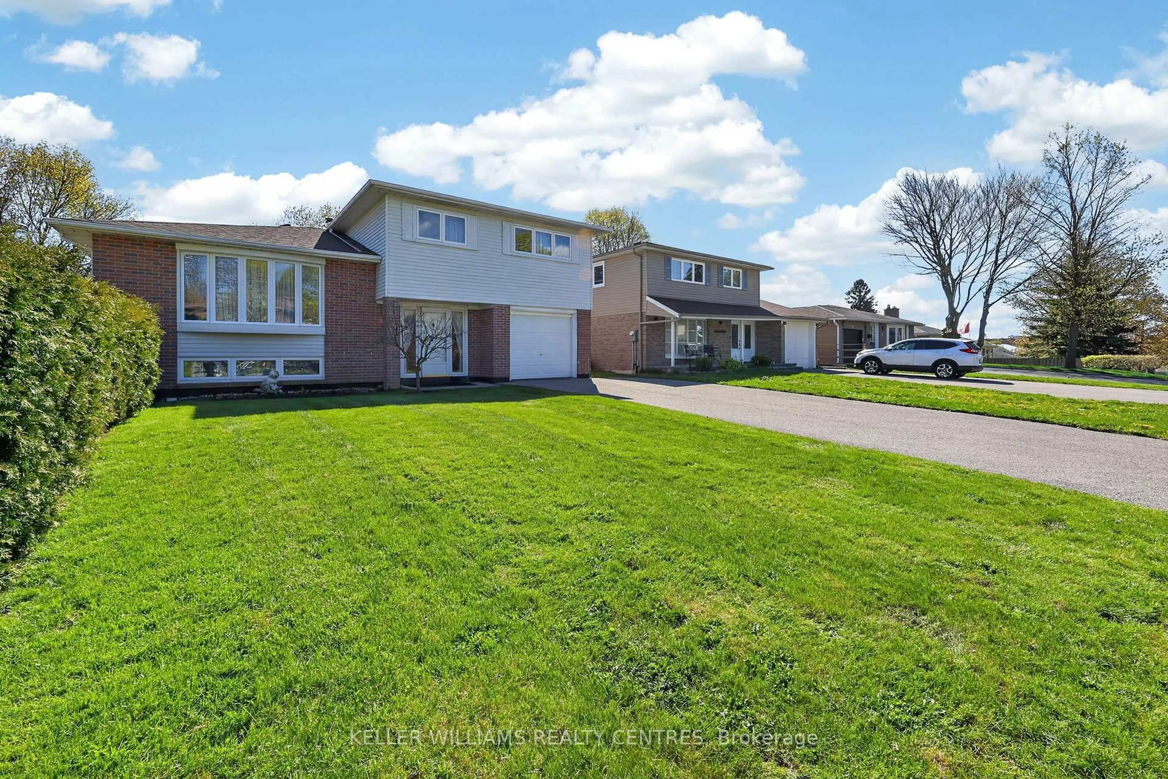 A pic from outside/outdoor area/front of a property/back of a property/a pic from drone, street for 13 Laurentide Ave, Aurora Ontario L4G 3B3