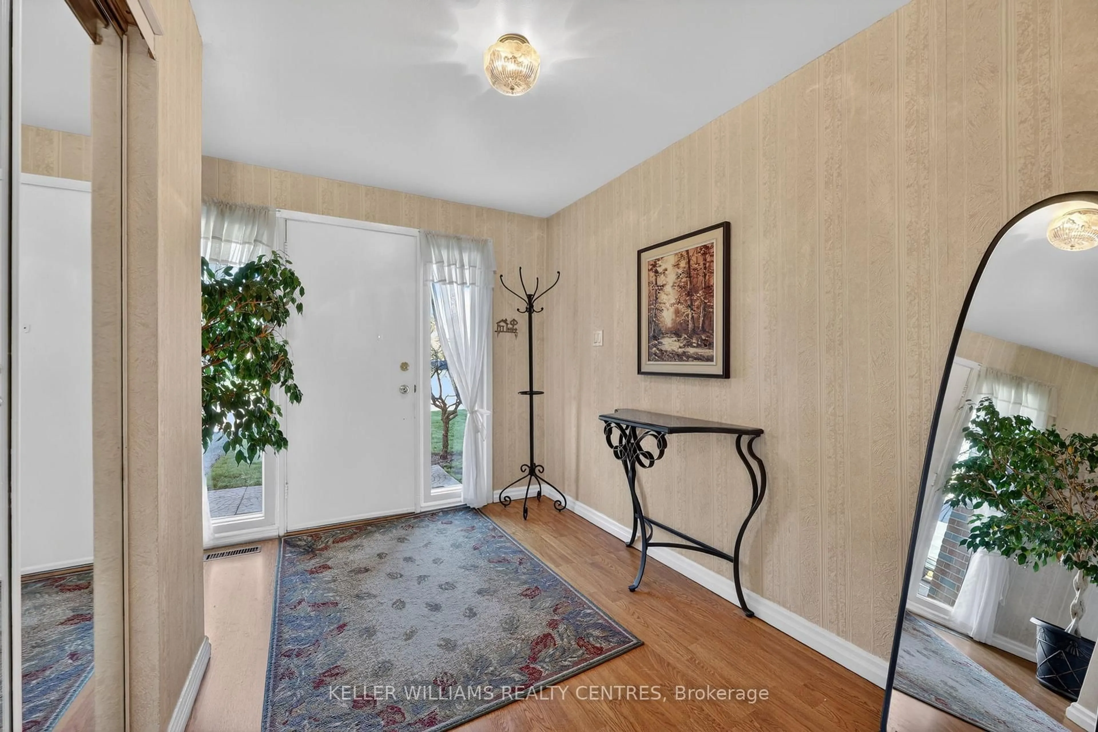 Indoor entryway for 13 Laurentide Ave, Aurora Ontario L4G 3B3