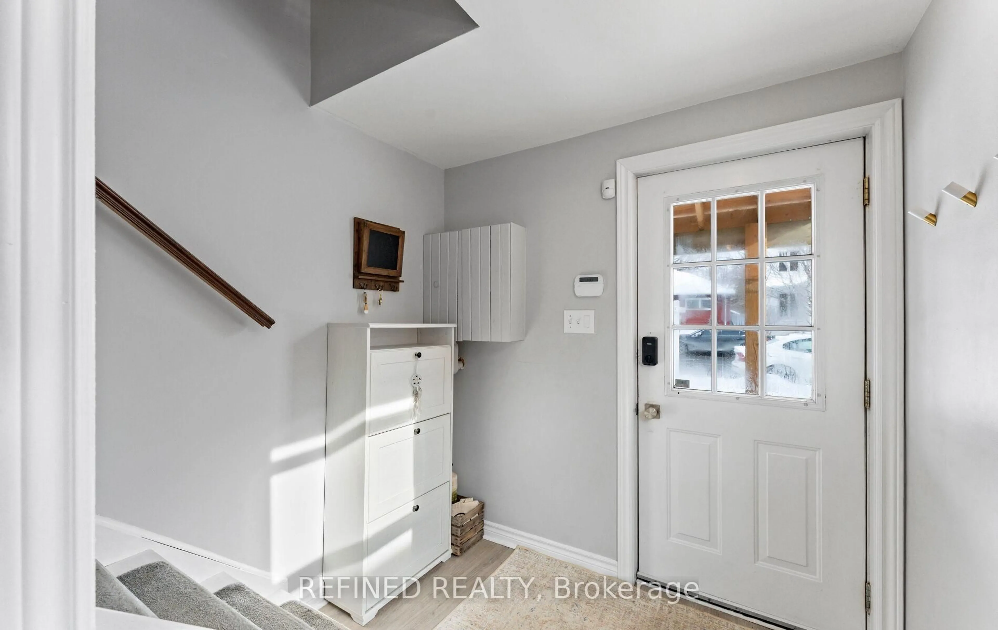 Indoor entryway for 58 Church St, New Tecumseth Ontario L9R 1G9