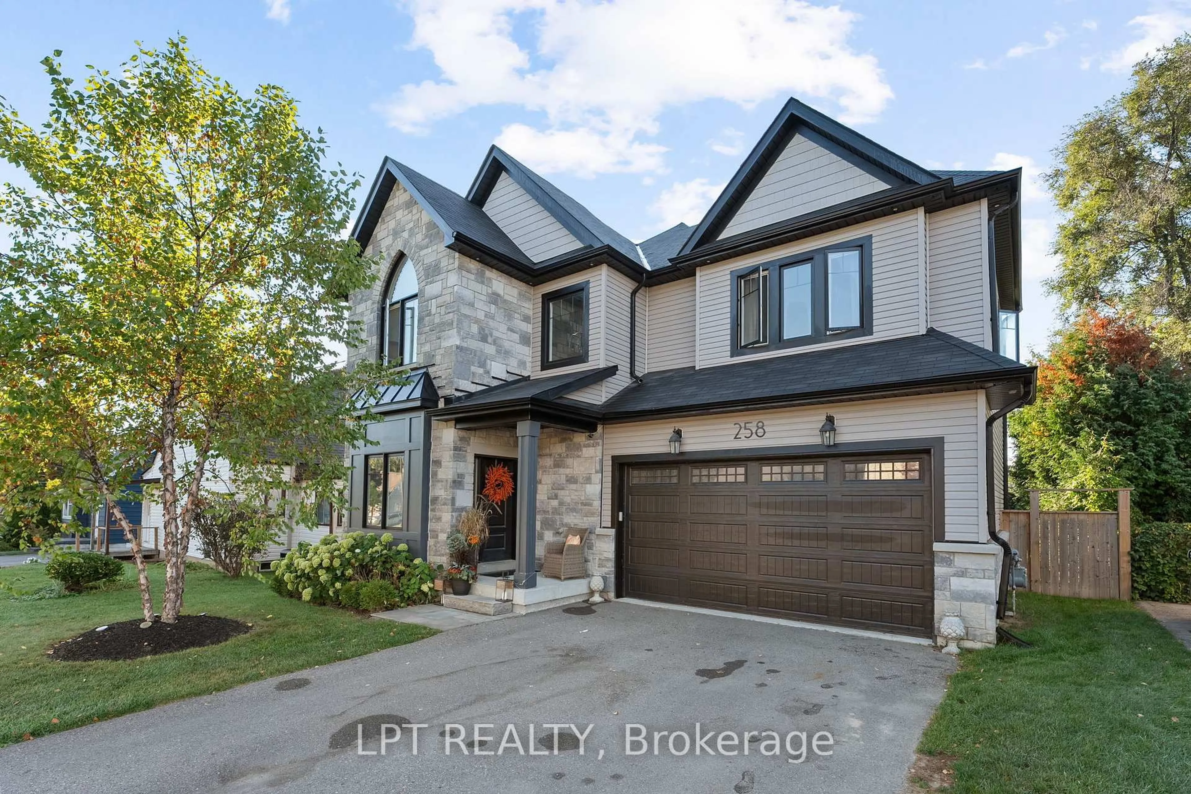Home with brick exterior material, street for 258 Andrew St, Newmarket Ontario L3Y 1H2